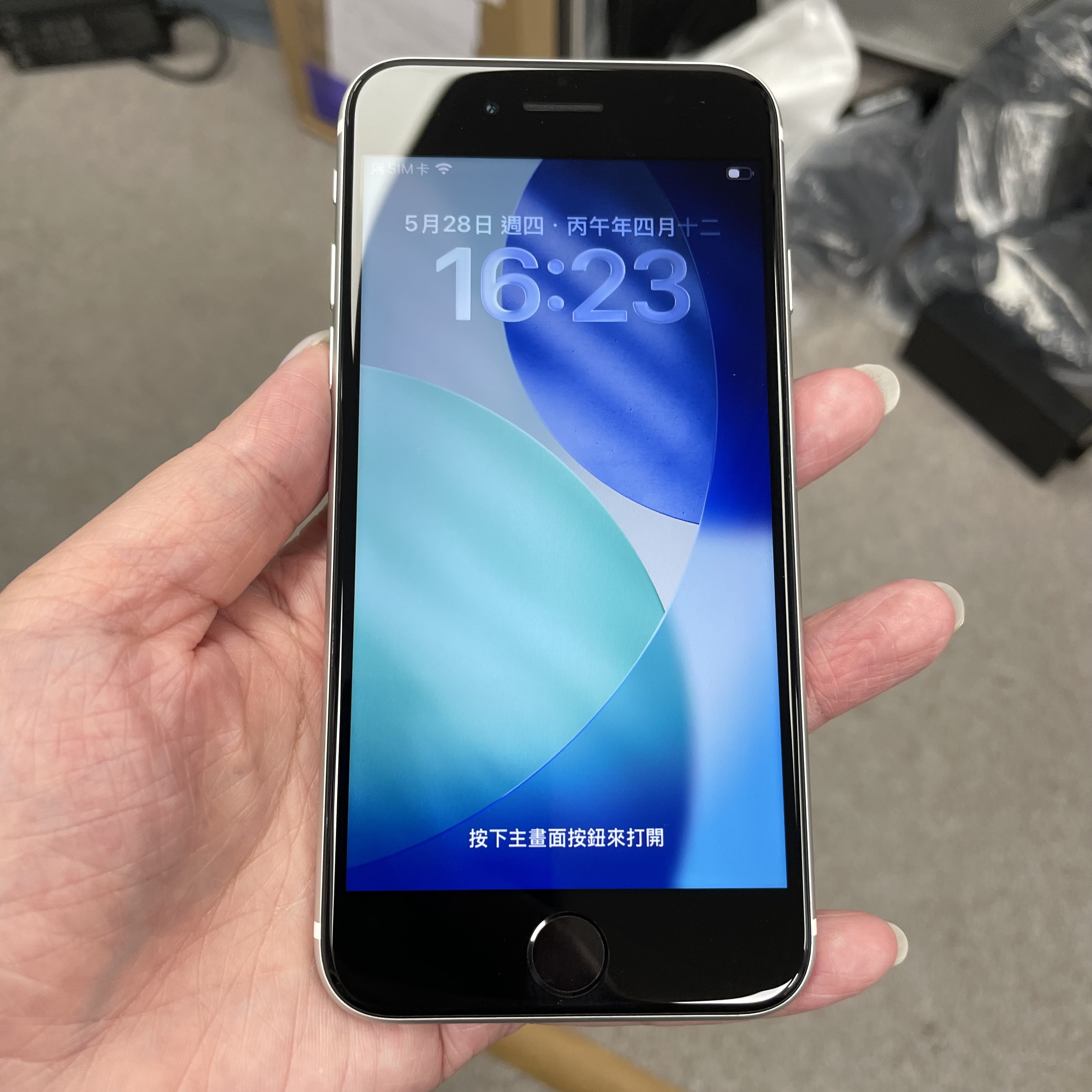 *6635 SE2 勁靚機 64GB 電81 白色 white