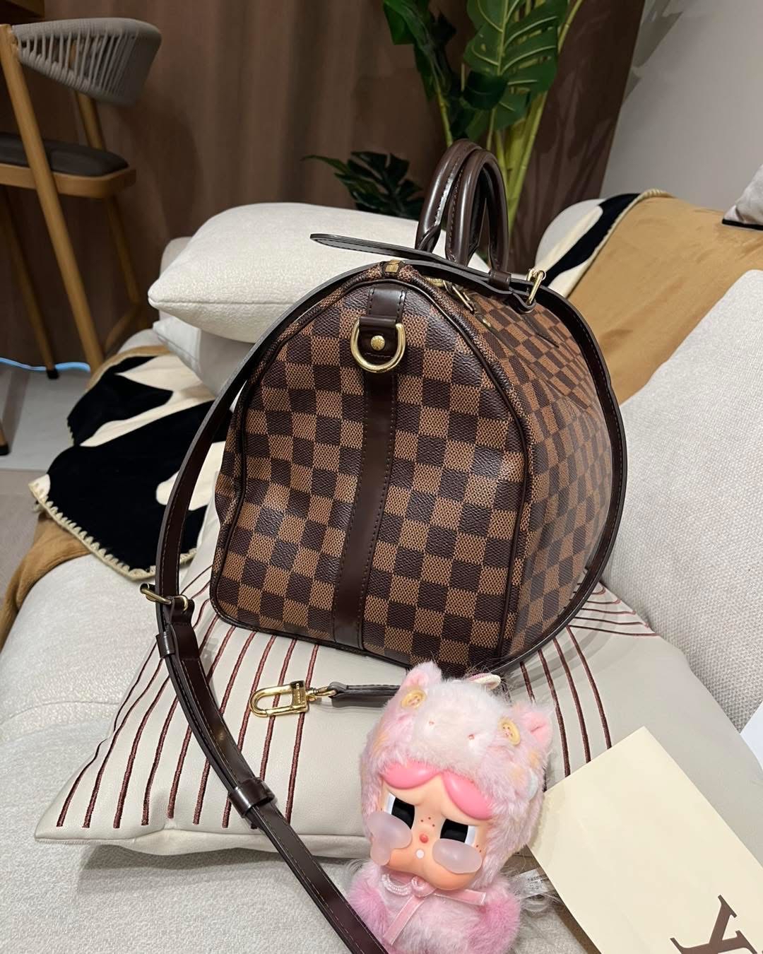 Lv speedy 35 bandouliere  100%Authentic , 98%new  ✅專門店收據✅塵袋✅肩帶 ✨專門店售價 $16,600✨ 