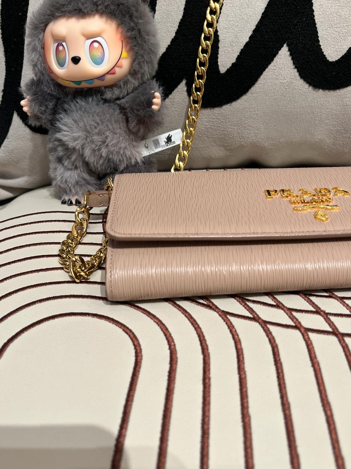 Prada wallet on chain 牛皮 100%Authentic ,99%new ✅專門店收據✅盒  