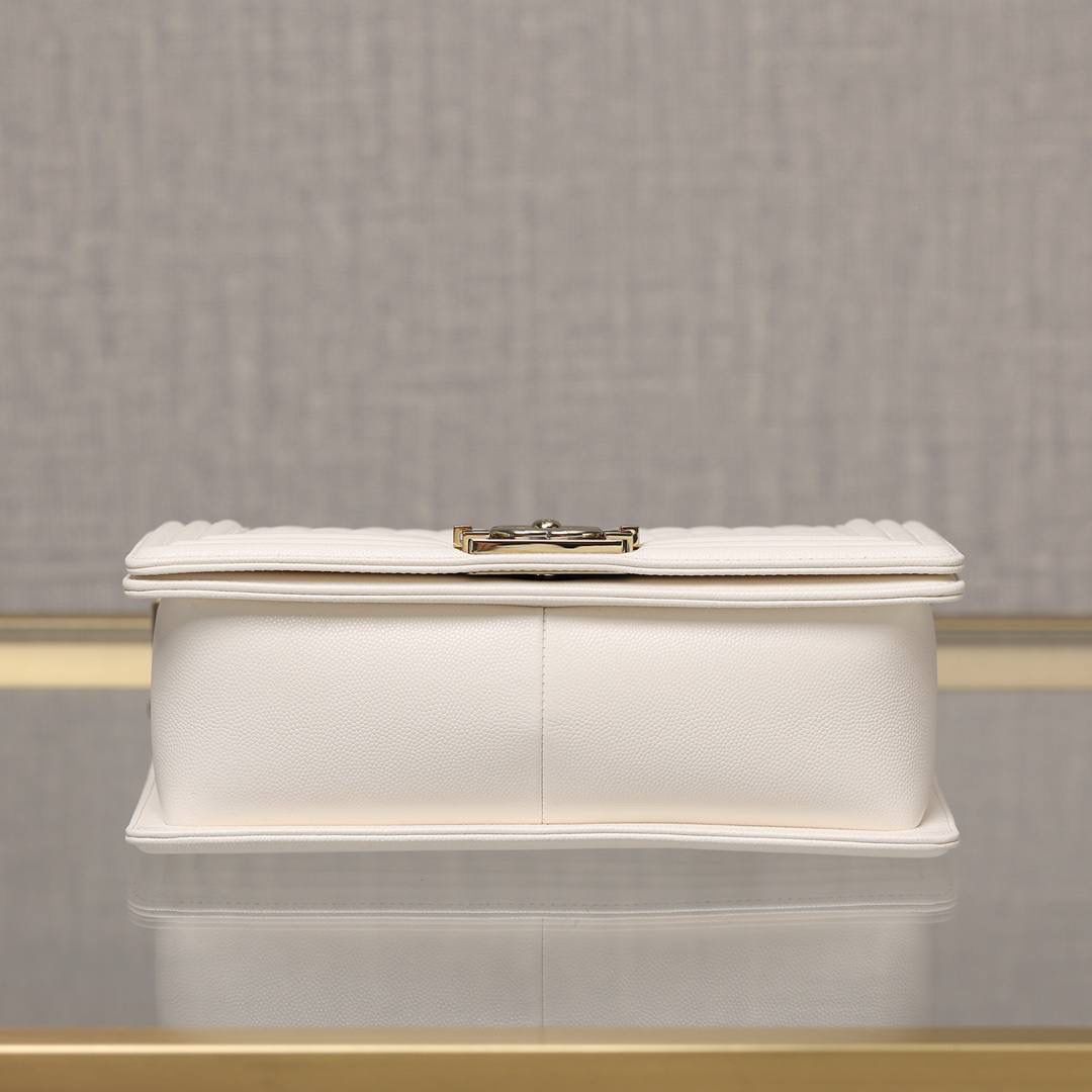 CHANEL香奈儿le boy中号号白色荔枝纹浅金扣单肩斜跨链条女包💞👜 Chanel 香奈儿 Le Boy 中号白色颗粒压花小牛皮 金属口盖 五金是浅金色 独家欧洲渠道货首发 100%进口原厂材料组装的ZP尾单货源 独家进口原厂皮牛皮，米粒感饱满，手感非常好，原厂的纯铜五金+纯钢五金 非常有份量感🤟🏻 尺寸：25 X 16 X 9cm