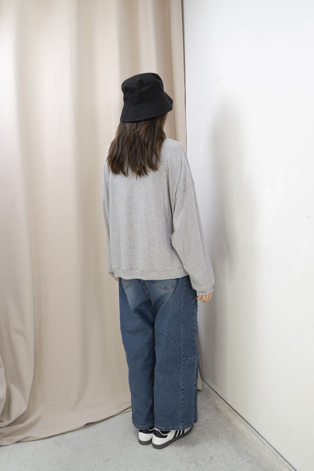 輕軟薄倒三角造型明線上衣（淺灰色）