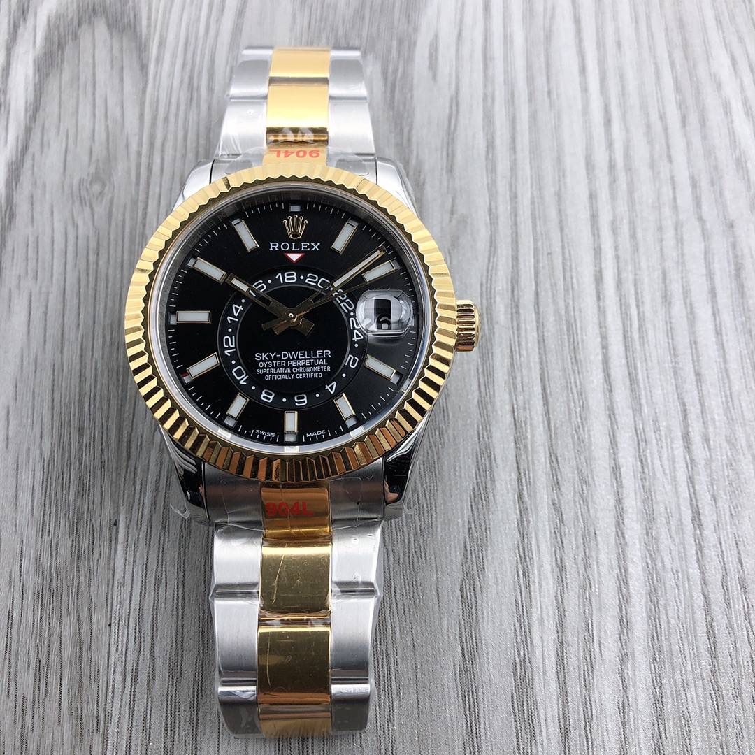劳力士 Rolex Sky-Dweller ！纵航者型系列 m326933-0005 🎮OT1 【表壳】尺寸42MM，沉稳可靠、雍容大度！表圈采用劳力士Ring Command三角坑纹，旋转外圈可调转月份功能！抗刮损蓝宝石水晶，防反光凸透式放大日历窗【表带:】(蚝式钢)，蚝式，三排链节 🎮 蚝式摺扣配5毫米易调链节伸展系统【表盘】放射太阳纹理，刻度12小窗口红点月 份显示【机芯】搭载全自动机械9001机芯【功能】日期显示 月份显示 年历显示 双时区 🎮