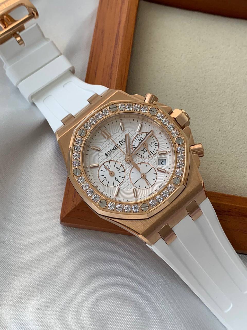 爱彼女款、小红书爆款，喜欢大表盘的女生、必备款，表盘37MM、蓝宝石防刮花玻璃，316精钢表壳、纯手工镶嵌32颗莫桑钻、搭配瑞士多功能石英机芯精准走时，表带采用进口橡胶工艺，佩戴舒适不过敏、折叠扣设计，佩戴便捷，数量有限，先到先得，多种色系，穿搭任选！