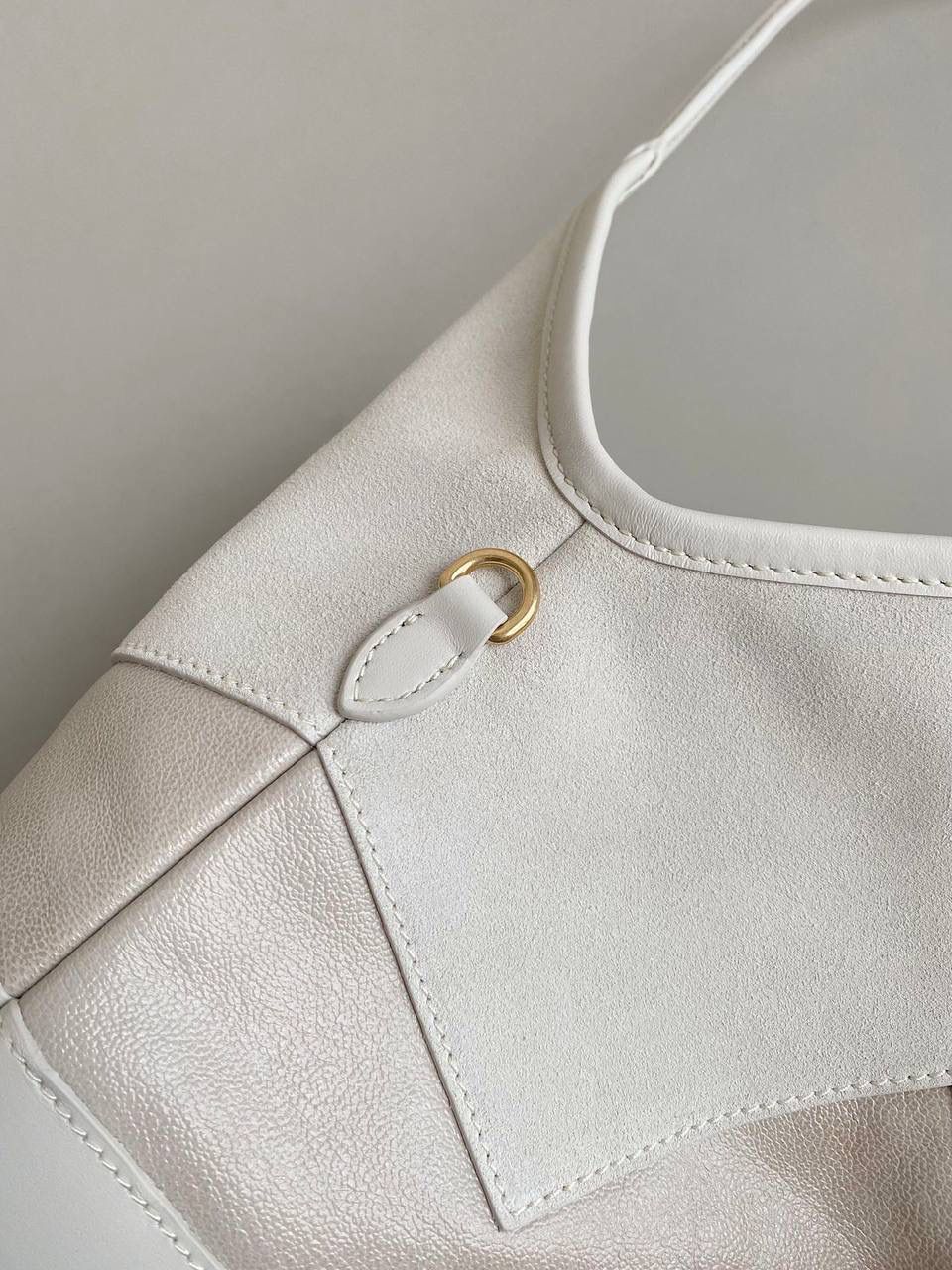 🈶拼接白 𝗠𝗶𝘂𝗠𝗶𝘂托特，大爆款 白色拼皮简直就是甜酷代名词！ 简约精致的设计真的好耐看 不同色系拼接有点流浪感又透着高级 色彩搭配温暖而富有层次，加上轻微的做旧 New vintage风的质感，很特别 整体造型非常慵懒惬意，保证了舒适性和实用性的同时还兼顾了美观性 时尚，非它莫属了！ 35×40cm #F0110m