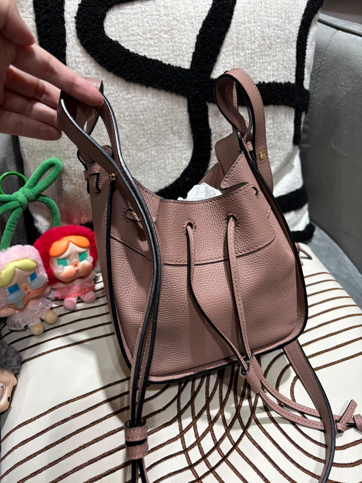 Loewe mini hammock 粒粒牛皮 100%Authentic, 98%New ✅Dust bag