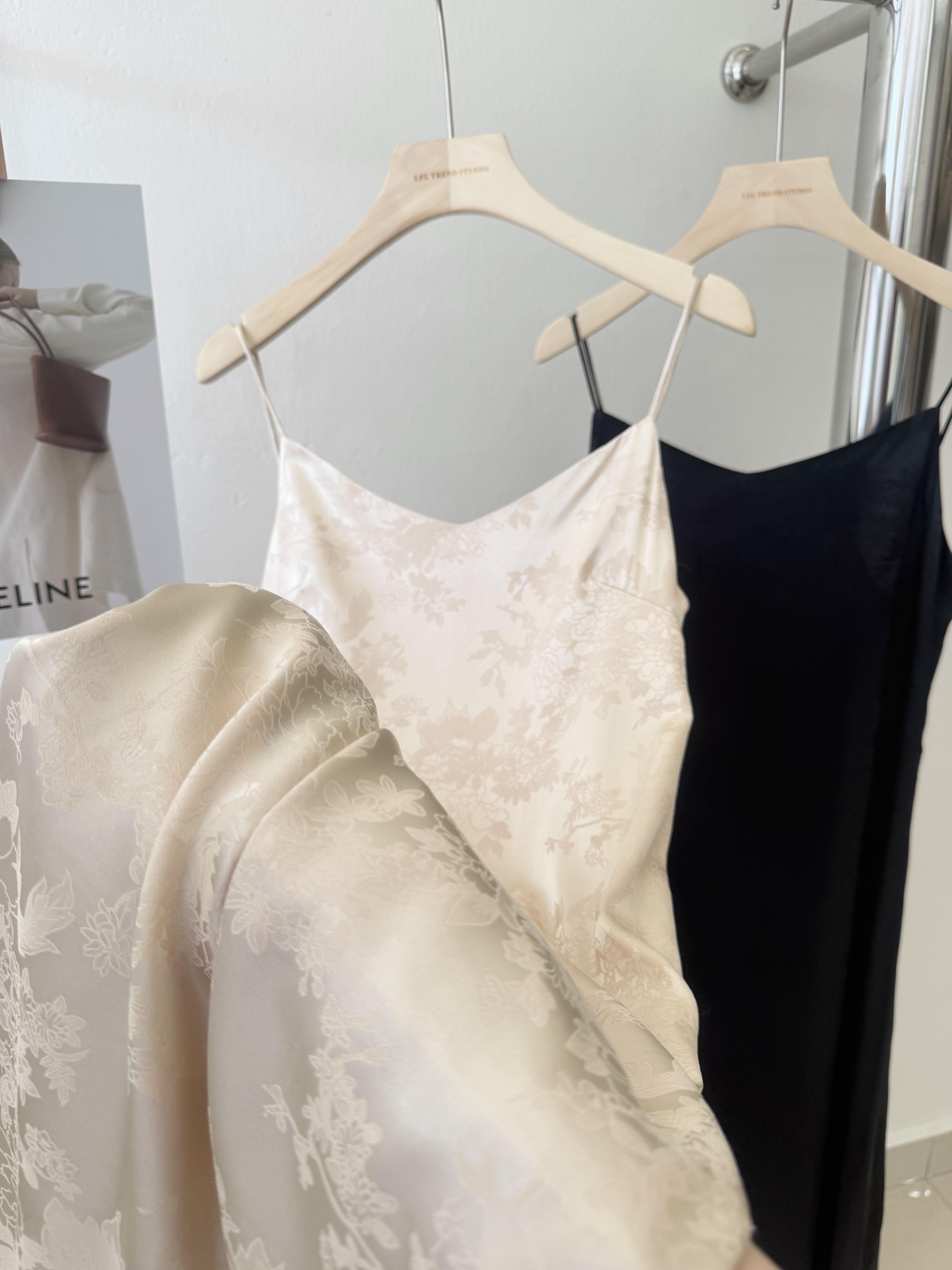 6751 气质缎面提花吊带连衣裙