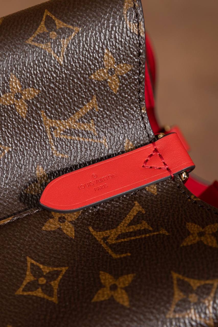 LV水桶包🎀 尺寸 26×26×17.5cm▪️ 这是很多人入门都会选的经典款，超受欢迎！原本在 1932 年是用来装香槟的酒袋，现在变成超时尚的水桶包，经典到不行，被叫“经典之王”一点都不过分😍💯