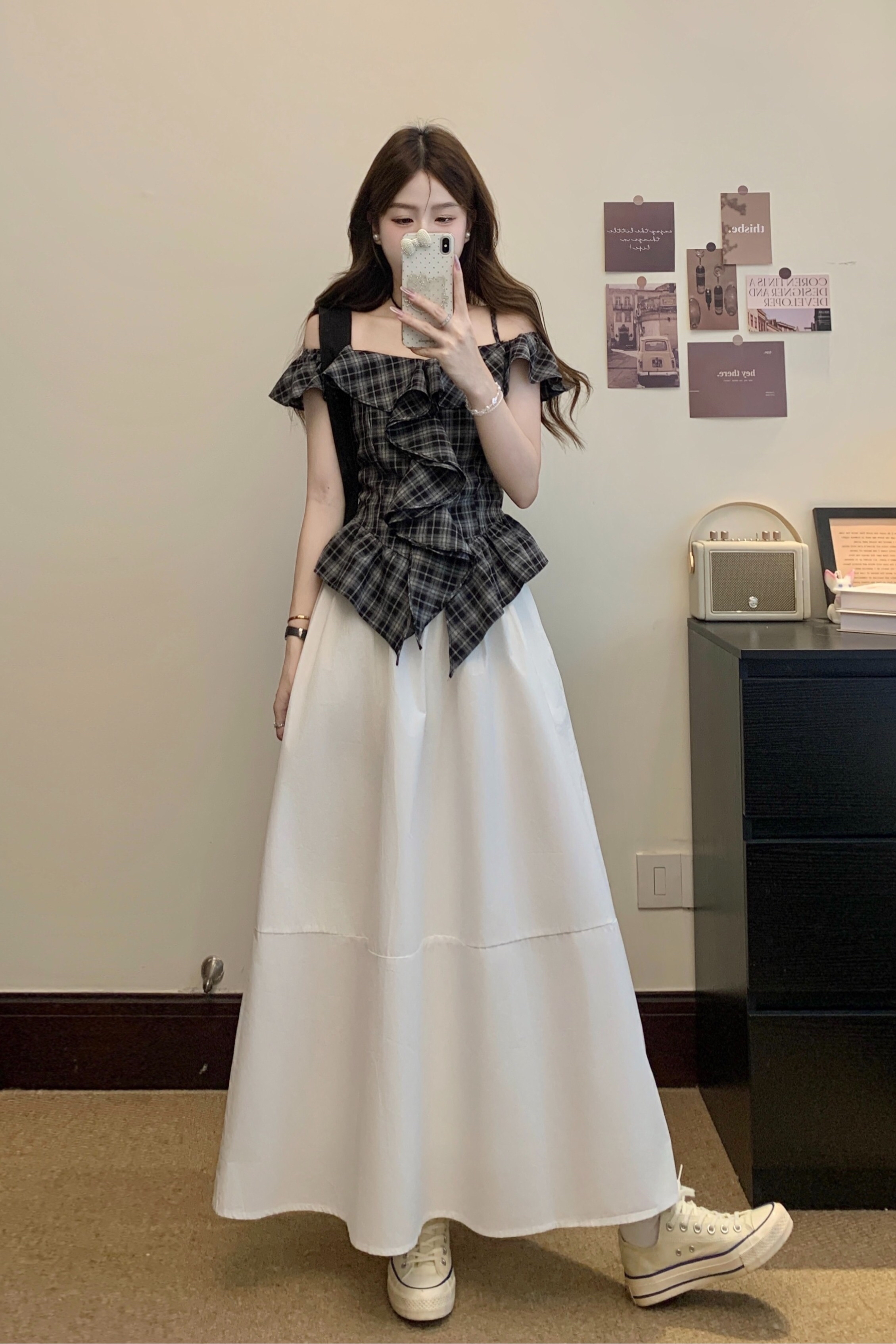 B32(1991) 韩系格纹前部荷叶一字肩吊带黑上衣与白长裙套装
