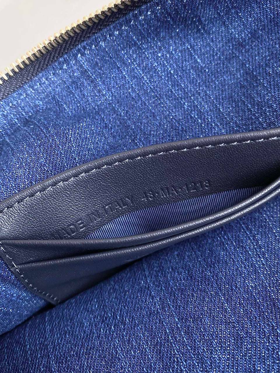 🈶牛仔蓝 𝗗𝗜𝗢𝗥 𝘀𝘁𝗮𝗿24石洗丹宁饭盒 这期的牛仔系列真的超爱！ 它的热度不亚于任何一只经典款 深蓝色丹宁➕经典的Oblique印花， 不规则石洗效果，渐变感特别且帅气 牛仔很百搭也没有什么季节性，所以这系列是既特别又经典 不怕过时 姐妹们可以放心冲！😍🔥💕 28.5×14.5×10cm #6803m