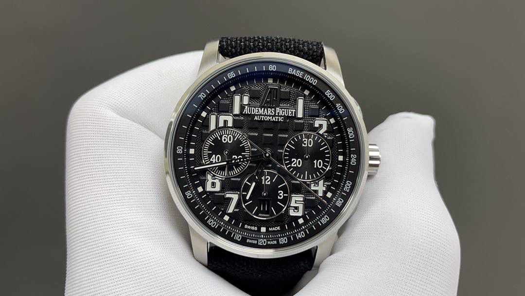 🚀皇家橡树26048离岸型41爱计时机械腕表💯 1.壳套按照原装开模多道工序顶级处理 2.一体字面立体工整的盘面“饼干纹理”和原装一模一样 3:316精钢表壳原装开模细节经过多道工序的打磨磨砂处理 4.7750机芯9字位小秒走时精准 5.表镜选用进口防眩水晶蓝宝石玻璃镜面 6.表带搭配进口意大利小牛皮以及帆布皮带，表扣实用原装针扣，尺寸41mm，爱彼入门级强烈推荐，精品打造