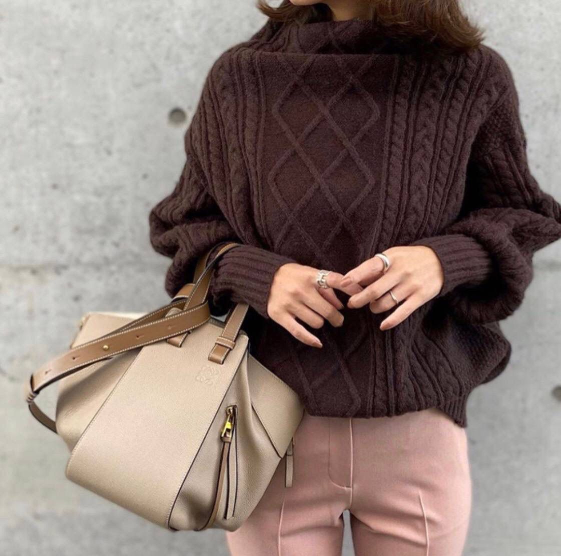 *小号𝘏𝘢𝘮𝘮𝘰𝘤𝘬吊床手袋 （荔枝纹/ 米杏） 尺寸:30-14-25cm 编码:688785【配全套礼盒】 带有柔软侧面包身的多功能手袋，容量大，可自由变换，多种背法，肩带可拆卸调节（斜背、侧挎、单肩、腋下、手拎…）内部钩扣封口，两个内部插袋，人字纹棉纺布衬里，Anagram压纹💕💕