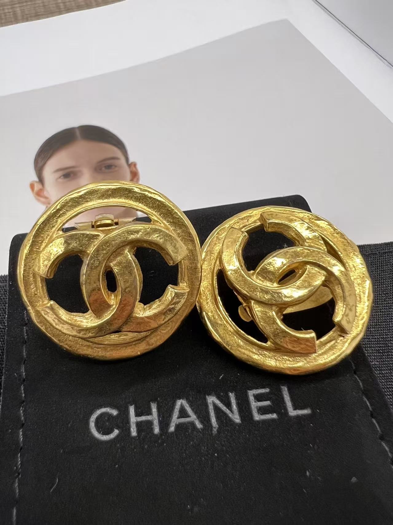 Chanel 簡約Logo金色耳飾