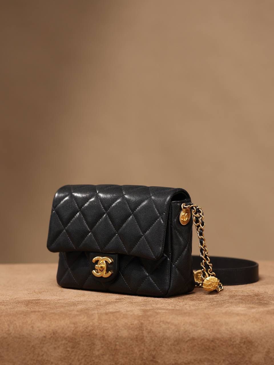 22早秋新品 CHANEL 香奈儿 横款金币方胖子👜❤️‍🩹 尺寸：13.5*215.*6.5cm 独家渠道货 独家ZP尾单渠道货首发 此款是今年小香新出的材质颗粒压花牛皮，颗粒比较细小，手感比较柔软些，是欧洲原厂纯原金扣的头层小牛皮压的小球纹路，非常耐磨 金币包是小香22年推出的全新的链条款式，也是主打的明星产品，结合这种小球纹推出一个系列的金币包⚡️