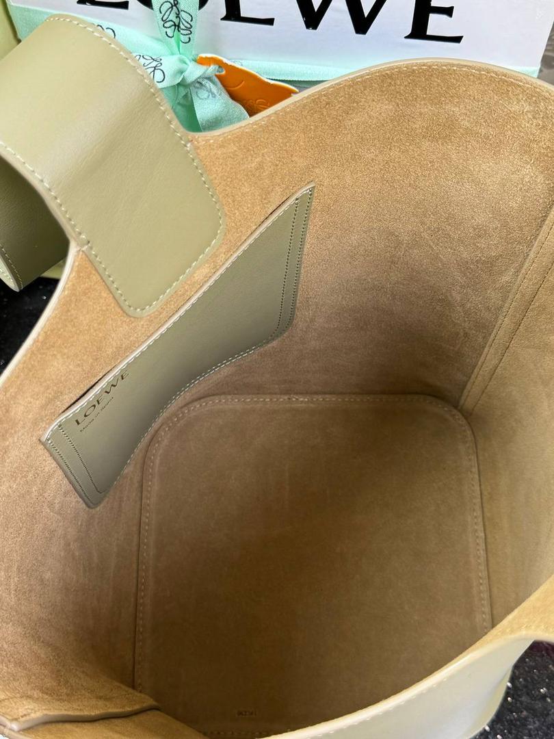 24𝙨𝙨 𝙋𝙚𝙗𝙗𝙡𝙚 𝘽𝙪𝙘𝙠𝙚𝙩 「中号/桉树绿」 独家新款首发‼️‼️ 尺寸：𝟐𝟒.𝟓-𝟐𝟑.𝟓-𝟐𝟖cm 编码：062341 将最纯粹的简约线条与瞩目设计风格巧妙融合，造就别具一格的创新手袋。 标志性的Anagram雕刻五金兼具装饰和实用功能，🉑调节肩带长度适合多种背法，独特的扭曲结构与微妙的细节相得益彰。