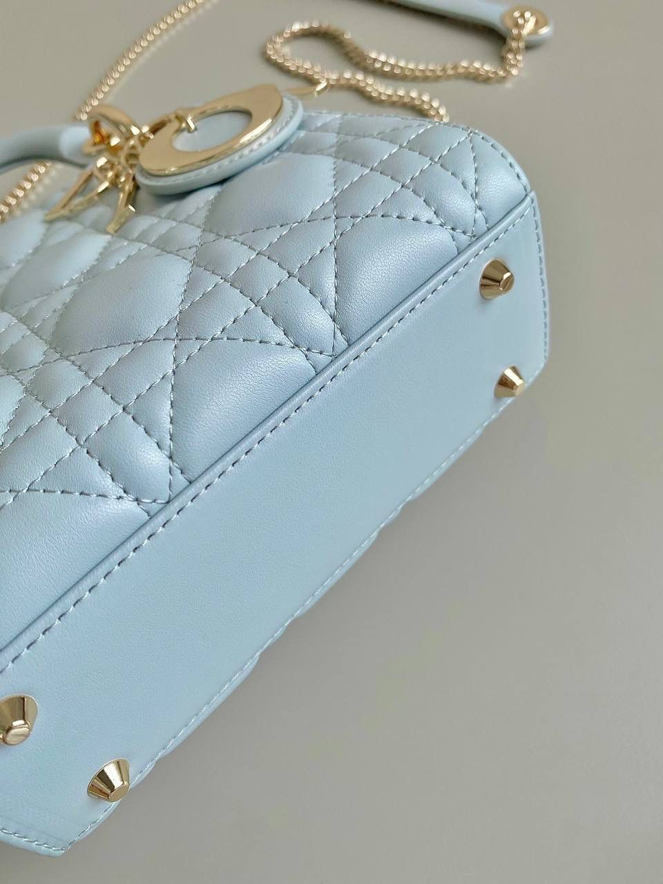 湖水蓝🤩🩵 𝗗𝗜𝗢𝗥 𝗟𝗮𝗱𝘆羊皮三格23新色 秋季新颜色太甜太美了！奶呼呼的 不是正baby 蓝哈！别被网图滤镜误导了 清澈澄明的湖水颜色，是一种淡色调带绿的蓝 就会在不同光线角度下，呈现偏绿或偏蓝调 特别温柔清冽，像夏日的风一样温凉如水 干净纯粹，柔和中有股力量带来的平静感 整个人都被治愈了啊啊啊！！ 进口原厂羊皮➕全钢五金，最高版本17×15×7cm ✨