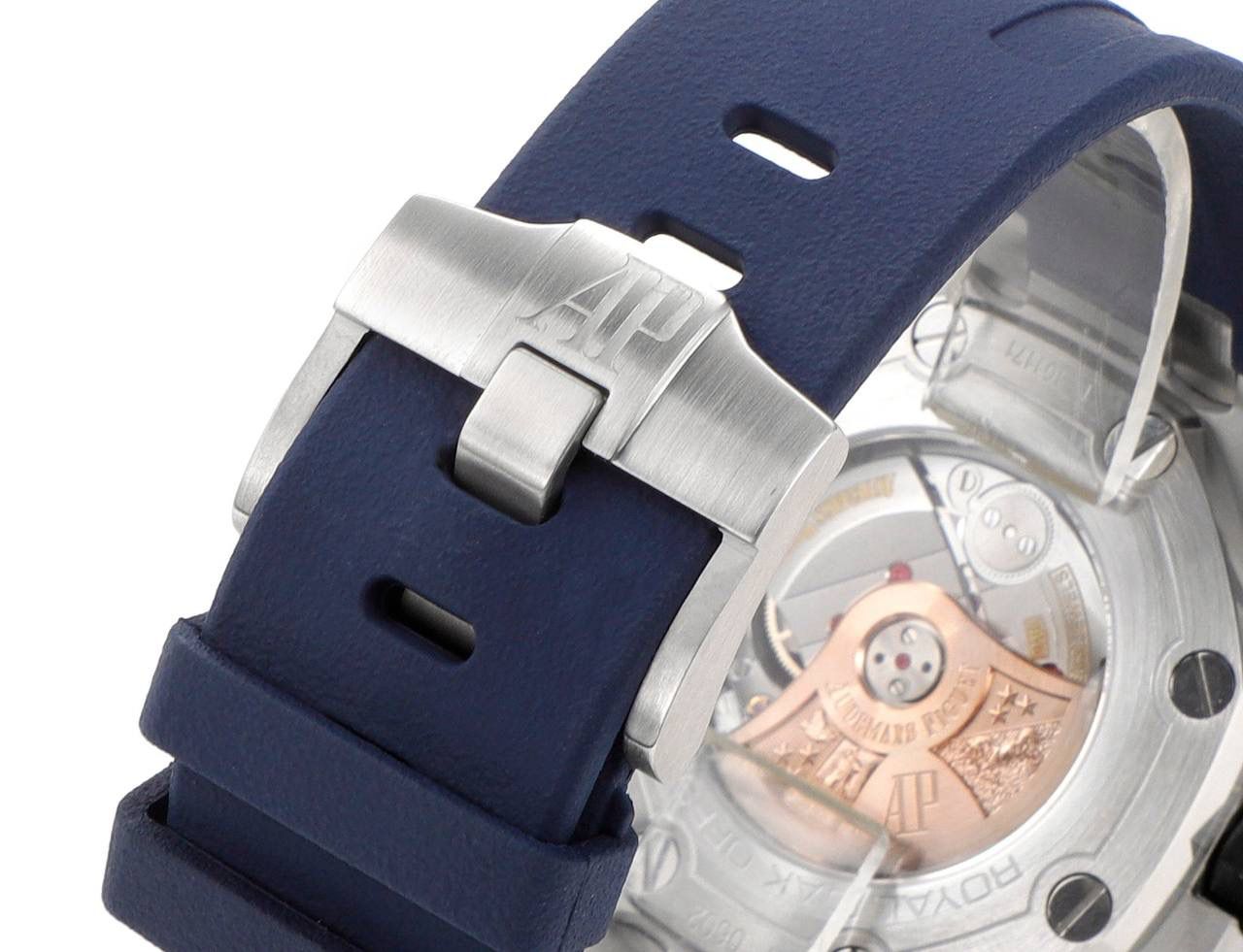 AP爱彼皇家橡树系列水果腕表 型号：26703 跑秒计时自动机械男表 搭载原版cal.3124机芯 直径：42mm 🔥🔥超强夜光 1.表壳材质选用的316L精钢，经过CNC一次成型锻造了42mm的表径，表壳在经过拉丝工艺多次打磨抛光后做到了无懈可击，包括螺钉也一致还原 2.表盘字面格纹错落有致，立体感很强。刻度线粗细程度以及长短均与正品保持一致。条钉时标内部填充超强夜光材料。两组小圆盘对称分布，就像两只小眼睛。盘面内有一圈一圈的放大环，细节处理很到位。 3.橡胶表带表面的磨砂质感很强.采用无味不沾灰尘的进口橡胶，只为提高佩戴的舒适感 4.前后玻璃都采用蓝宝石水晶镜面玻璃，镜面通透性也很强。这款腕表采用3124机芯，做到了外观和正品的极其相似，走时精准稳定！！！