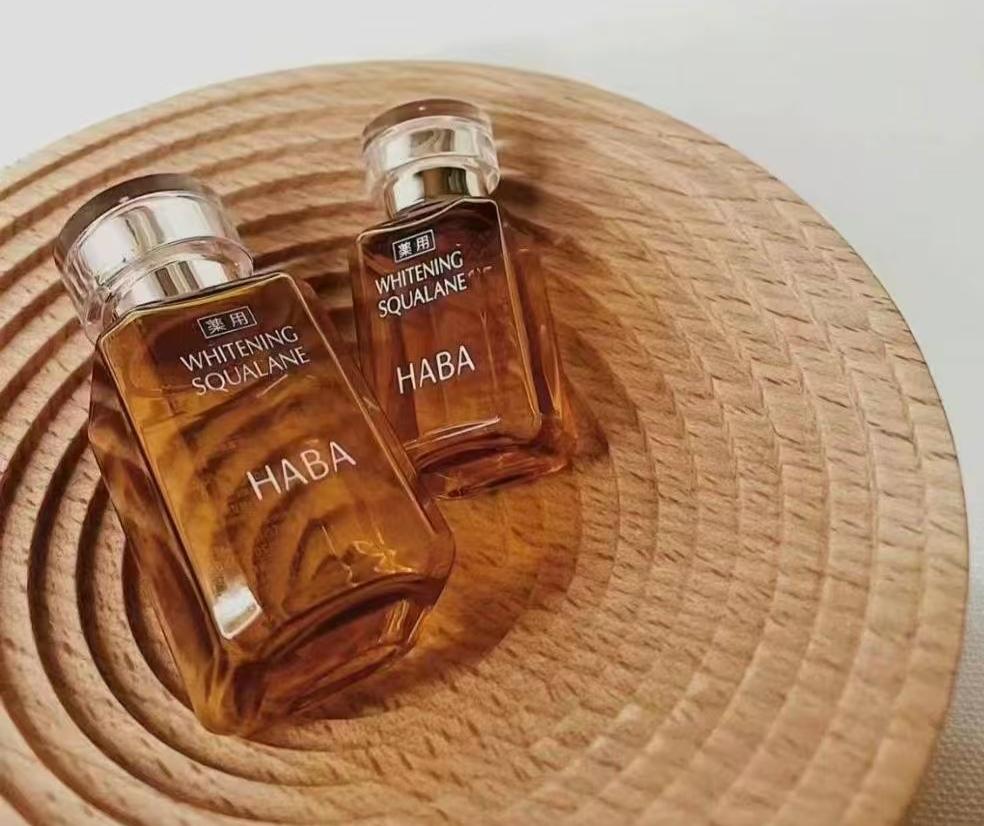 日本🇯🇵HABA 黃油 王菲自用款！！ 這款美容油是白油的升級款，HABA 黃油鯊烷精純美白美容油，保濕補水、去紅血絲、提亮膚色、修復痘印、細紋、乾紋一瓶通通ok