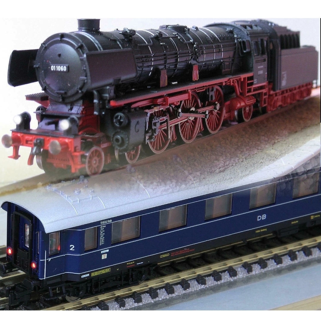 Fleischmann 黃金之旅列車 Golden Journey Zugset "Gambrinus" DB F-train BR 01 steam loco & 3 Passenger car