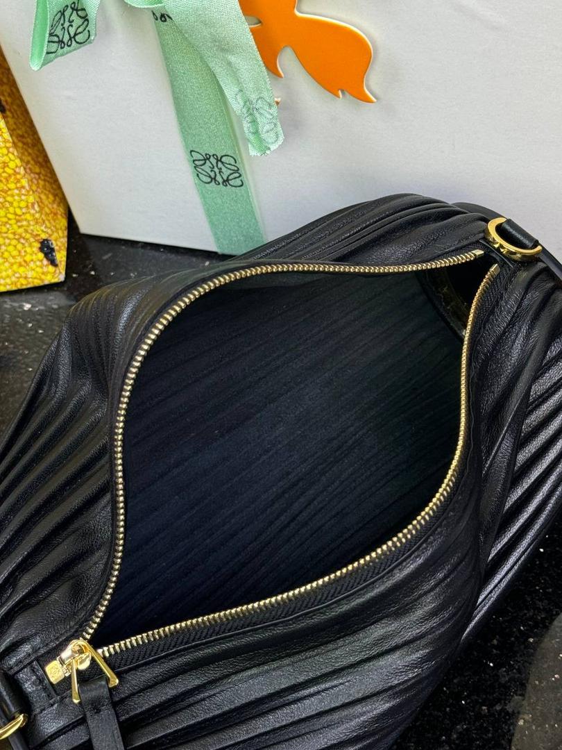 🎈褶皱羊皮手链包 ——【👉🏻黑色到货】 尺寸：𝟐𝟓-𝟏𝟎-𝟏𝟎𝐜𝐦 编码：062338 ✅采用褶皱纳帕小羊皮制成的管状小包，可转换为手链佩戴。 ✅两侧压印羊皮纹品牌大LOGO，配有🉑拆卸🉑调节的长肩带