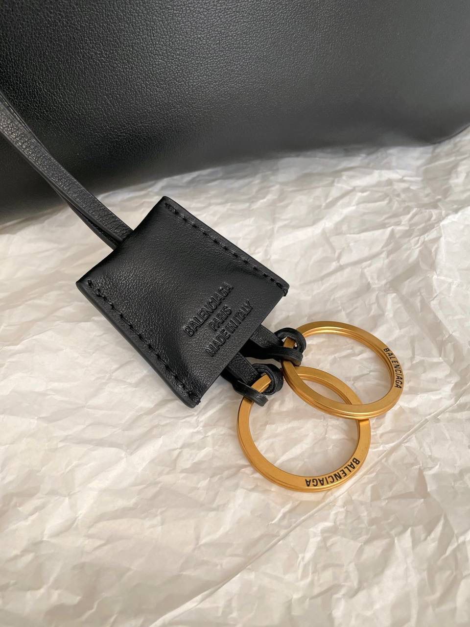 爆款🔥小号🖤 ba1enciaga bel air hobo桶包 beiair➕rodeo，大热当道 一整个系列都火爆了，一只比一只热门 半定型的水桶包超有态度 它的皮是有点厚度又软乎的 所以整个包都散发着慵懒和不羁的感觉 而且设计元素不拖沓繁琐 完全可以无脑搭配 现在的通勤人员也是吃得太好了吧 能有这么时髦的托特包来背！ 什么电脑水杯统统往里扔就对了 肩带可长可短，腋下背斜挎背都ok 两个尺寸任君选择，果断冲！！ 小号：26.9×25.9×9.9cm811018m 大号：43.9x39.8x14.9cm