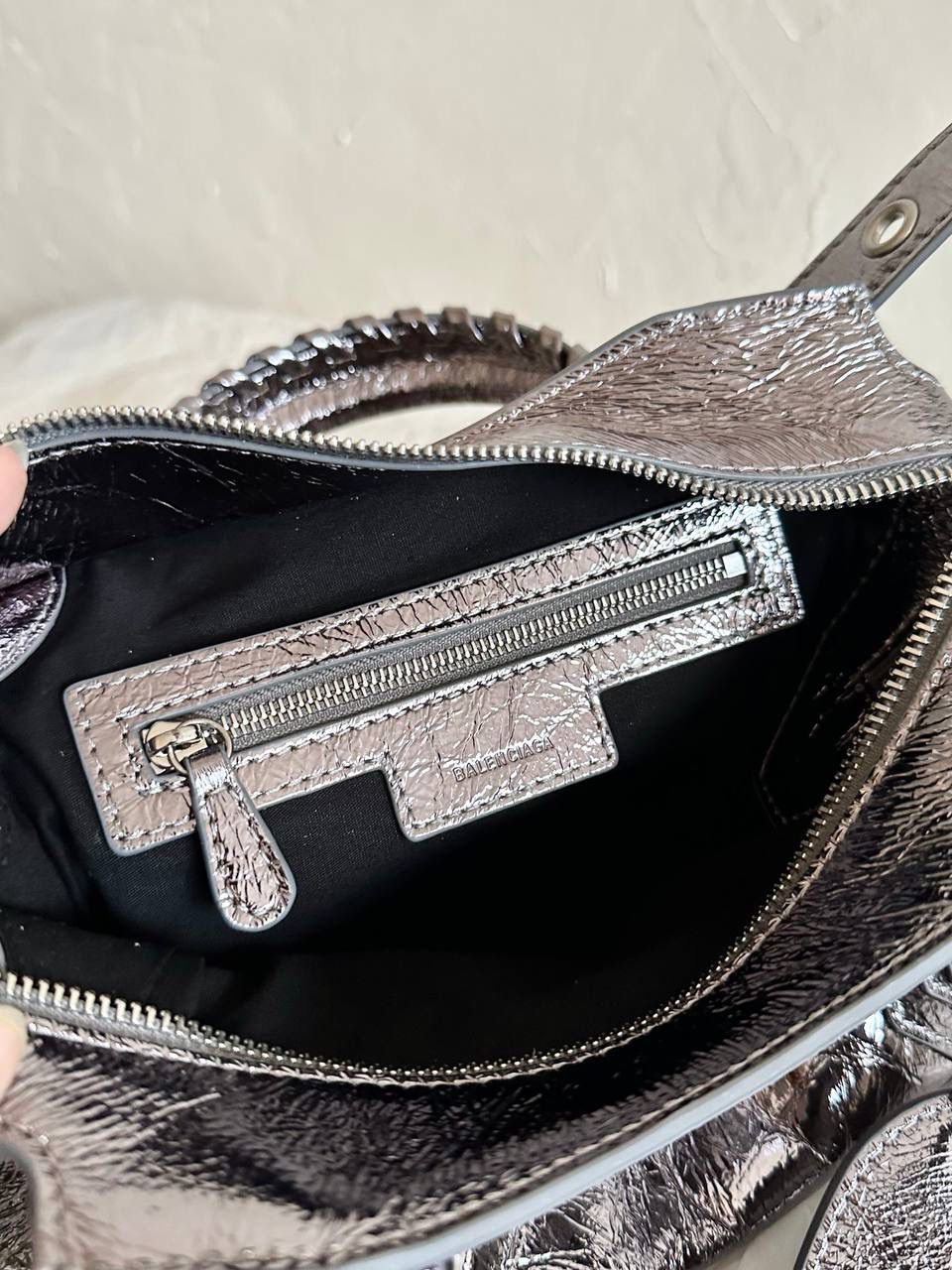 ba1enciaga Neo classic 机车包xs 古银扣🌪️ 首先声明，我爱一切机车元素 无论是le cagole还是这只neo 喜欢大容量的姐妹冲这只 油蜡皮的不规则摔纹配上大量的五金配件 还有流苏拉牌➕爱心镜子➕零钱包挂件 极繁的魅力由此而来～ 辣妹酷妹冲冲！ 26×17.8×11.4cm700940m