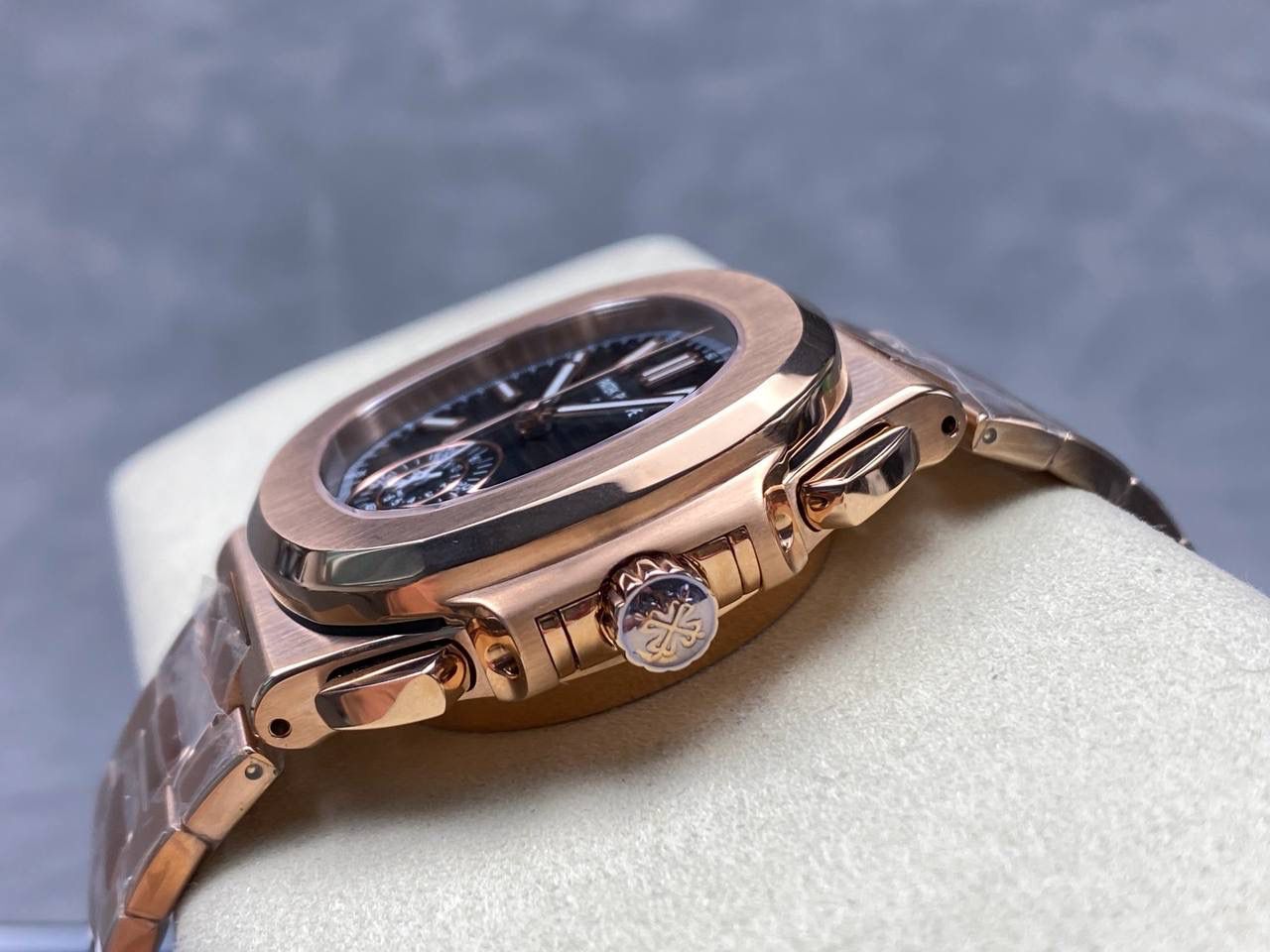 V2版真功能🌐真小秒！3K工厂 百达翡丽鹦鹉螺5980/1A-014多功能计时腕表V2版本，真小秒、真功能！【表壳】腕表尺寸40.5毫米，同正品一致的枕型表壳采用正面拉丝，侧面抛光的两种工艺组合，层次感分明，质感十足。尽显精湛工艺。【表带】采用原装表带一比一量身打造，每节表带的中央抛光部位，都能呈现钻石的形状，尽显高级质感。【机芯】3K厂采用定制版PP.CH28-520机芯，完美还原正品，时分秒，日期，和计时大秒功能。3K匠心之作，欢迎各位表友品鉴🌐