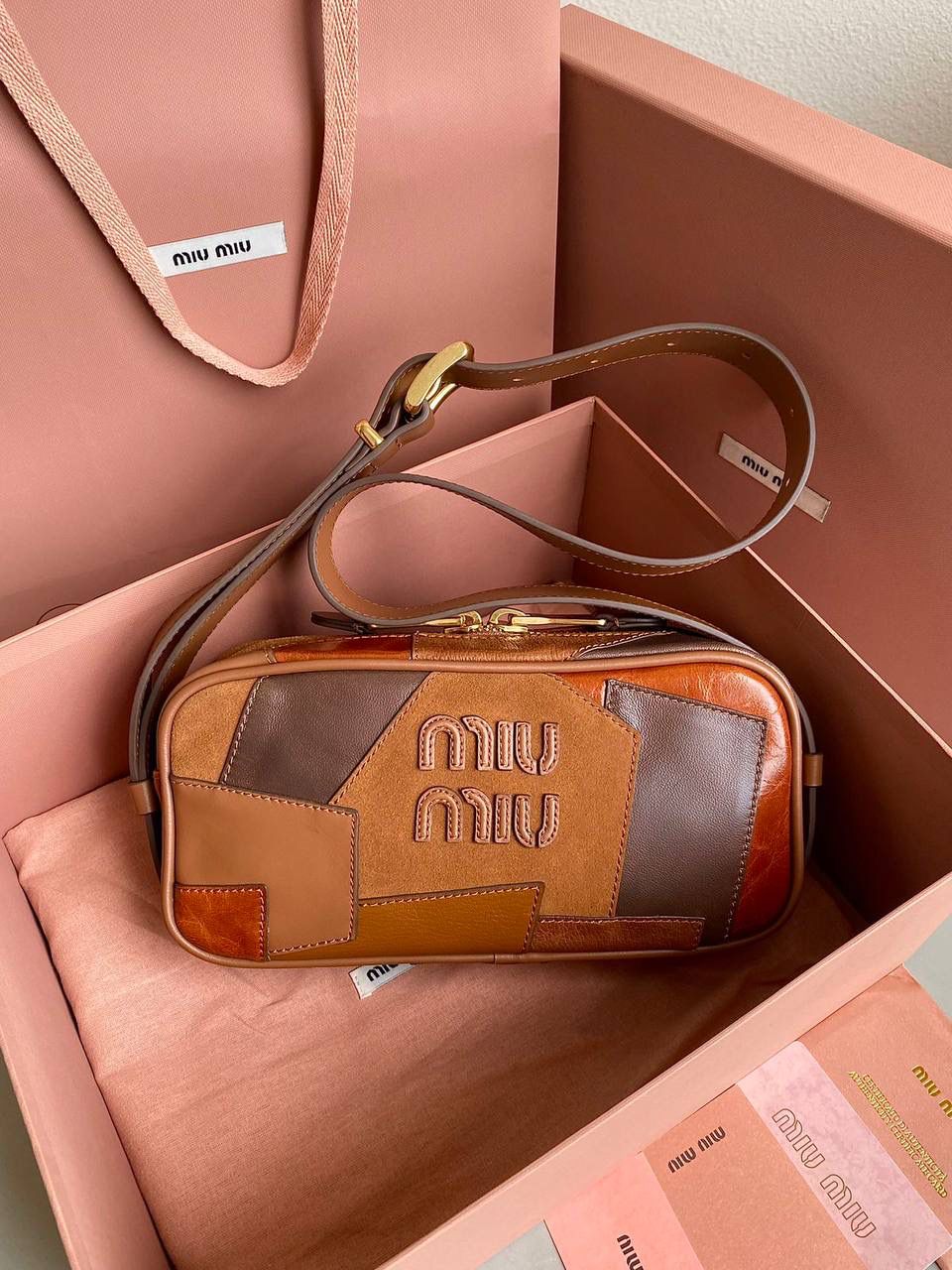 🈶拼接色 𝗠𝗶𝘂𝗠𝗶𝘂相机包，大爆款 这只大火啊！超有腔调的一款 简约精致的设计真的好耐看 不同色系拼接有点流浪感又透着高级 色彩搭配温暖而富有层次 把美拉德复古风拿捏的很到位 整体造型非常慵懒有个性，保证了舒适性和实用性的同时还兼顾了美观性 时尚，非它莫属了！ 24×11.5×7cm #F0015m