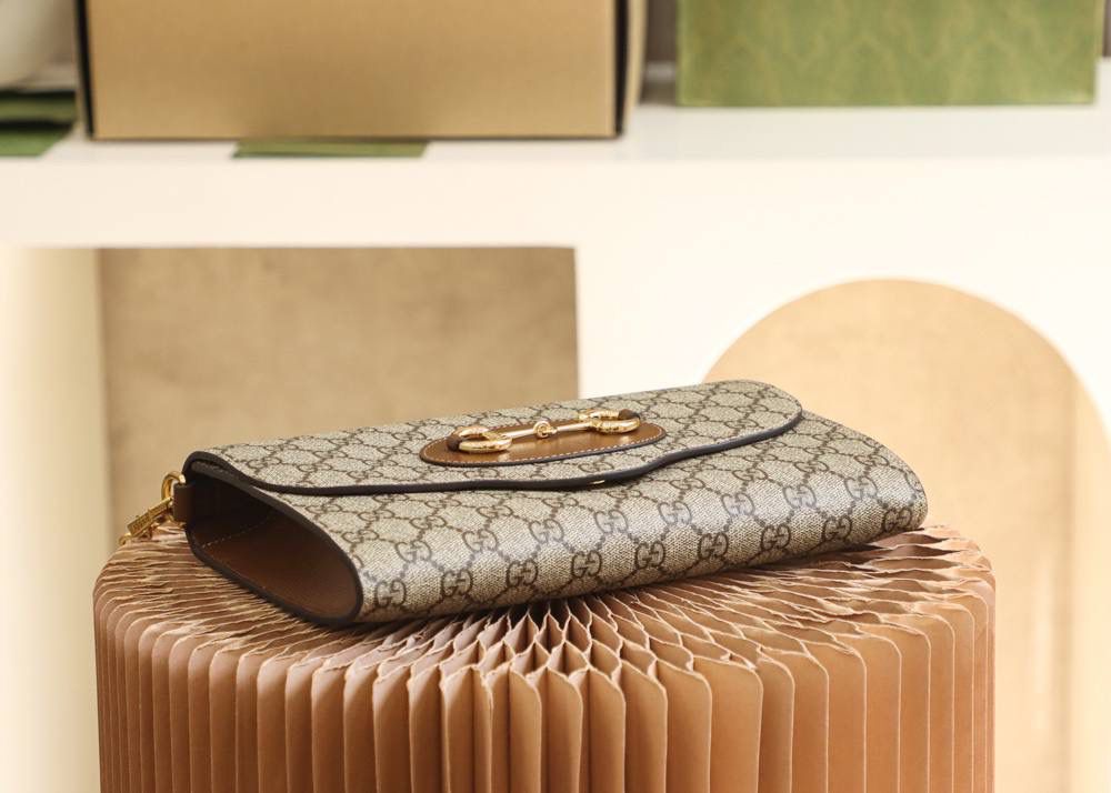 𝐇𝐨𝐫𝐬𝐞𝐛𝐢𝐭 马衔扣系列 #677286#原厂皮▪️ ☑️尺寸：26*16*4cm 这款1955系列马衔扣 配有两条可拆卸的肩带 一条经典的红绿织带 演绎经典的味道 一条金属链条设计 充分诠释了品牌的实用设计 两条肩带拆卸 🉑️当手拿包 ✅标志性的马衔扣五金 代表了经典的诠释 低调而优雅气质的搭配 必备神器！🔥