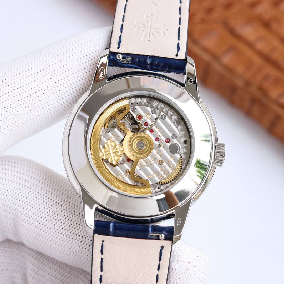 百达翡丽5320G-001超级复杂功能时计直径40毫米一体冲压成型的双层式精钢表壳，致敬了经典的设计语言奶油色的表盘营造复古氛围，表盘边缘刻印有密分秒数刻度，配金质阿拉伯数字及五分钟凸圆刻度字钉，更有立体感。时分指针以巴顿式设计为基础，配以尖长的针尖，这特色造型是呼应了 1950 年代 Ref. 1463 计时码表的指针。表盘6点位置是月相显示和日期分拨。所有的万年历标志都很好，一眼就能读懂。内里搭置了仿324 S Q 自动上链机芯，是 324 自动上条传奇机芯的精装版本。机芯夹板桥经倒角，边缘作细意打磨，主夹板饰以鱼鳞纹，而夹板则缀以日内瓦波纹，夹板表面有包金雕刻，螺丝凹槽经打磨和倒角，连钻孔亦同样经打磨处理。搭配朱古力啡色牛皮表带，进一步带出复古气息。经典气息满满，欢迎表友品鉴