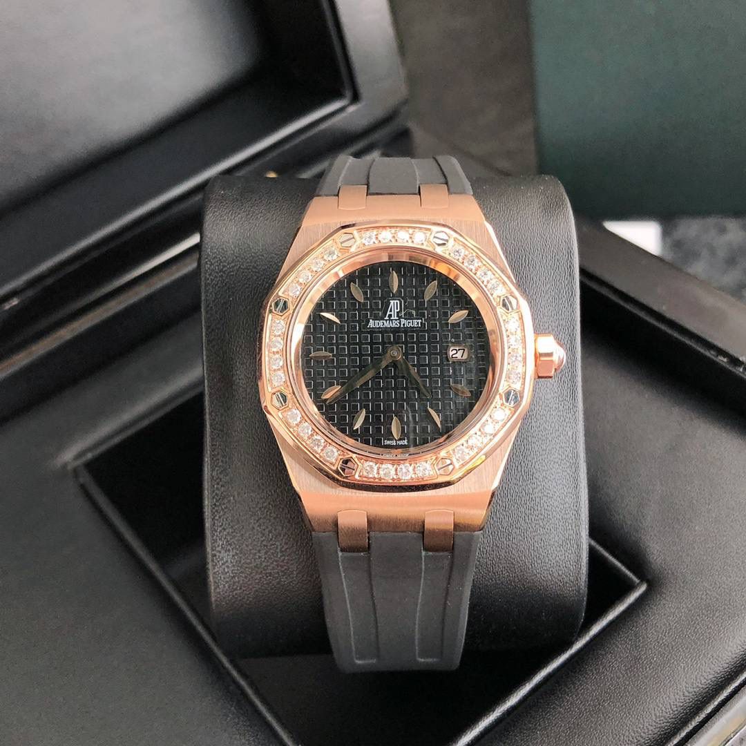 全网女神看过来😍😍这款爱彼女表才是最具有性价比的… 爱彼皇家橡树系列型号67601石英腕表，皇家橡树系列独有的八角形外观还拥有爱彼独特的设计风格也将女士优雅风格融入其中，深受女明星们的爱戴，即使只有33毫米的小尺寸，也将爱彼独有的纯净美感与刚毅线条展现的淋漓尽致💝💖💘而镶满钻石的表圈也为佩戴的女士增添了更多的柔美。（32颗1.6明亮式切割美钻，总重约0.65克拉）巴蒂镶嵌一枚半透明凸面蓝宝石，搭载瑞士进口石英机芯，拥有实用的日历显示功能，女士们佩戴起来不会显得沉重 ，配专柜最新全套包装发货！这种货一般数量不是很多哦