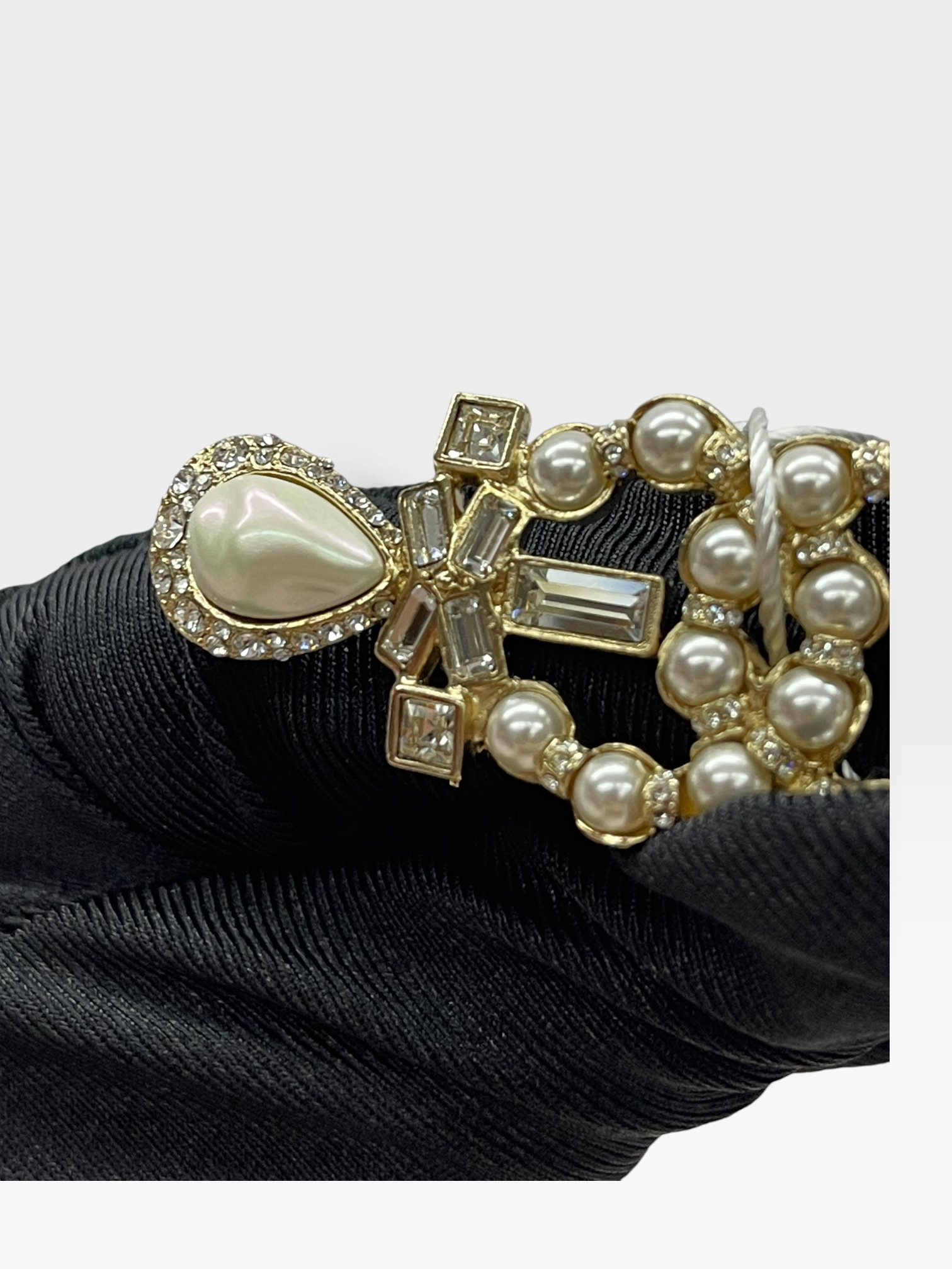 Pre-Owned CHANEL  Pearl And Crystal Bar Brooch / Product Code: 091404