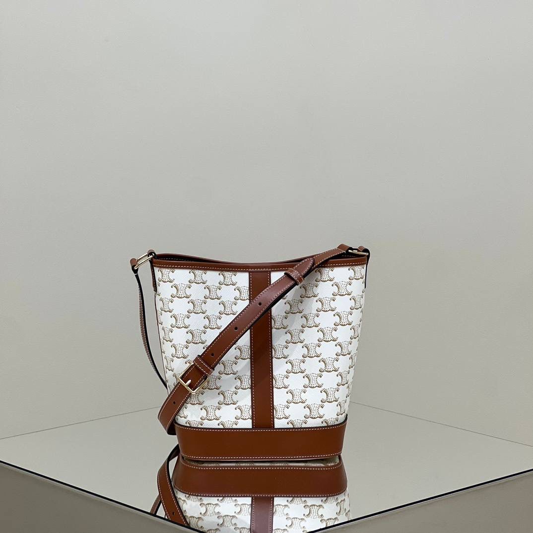 🔥大货实拍图 𝗖𝗘𝗟𝗜𝗡𝗘♥𝗧𝗥𝗜𝗢𝗠𝗣𝗛𝗘 𝗖𝗔𝗡𝗩𝗔𝗦小号水桶 型号：191442 尺寸：30*22*13cm。 小个子女生也能轻松hold住的水桶包🧡