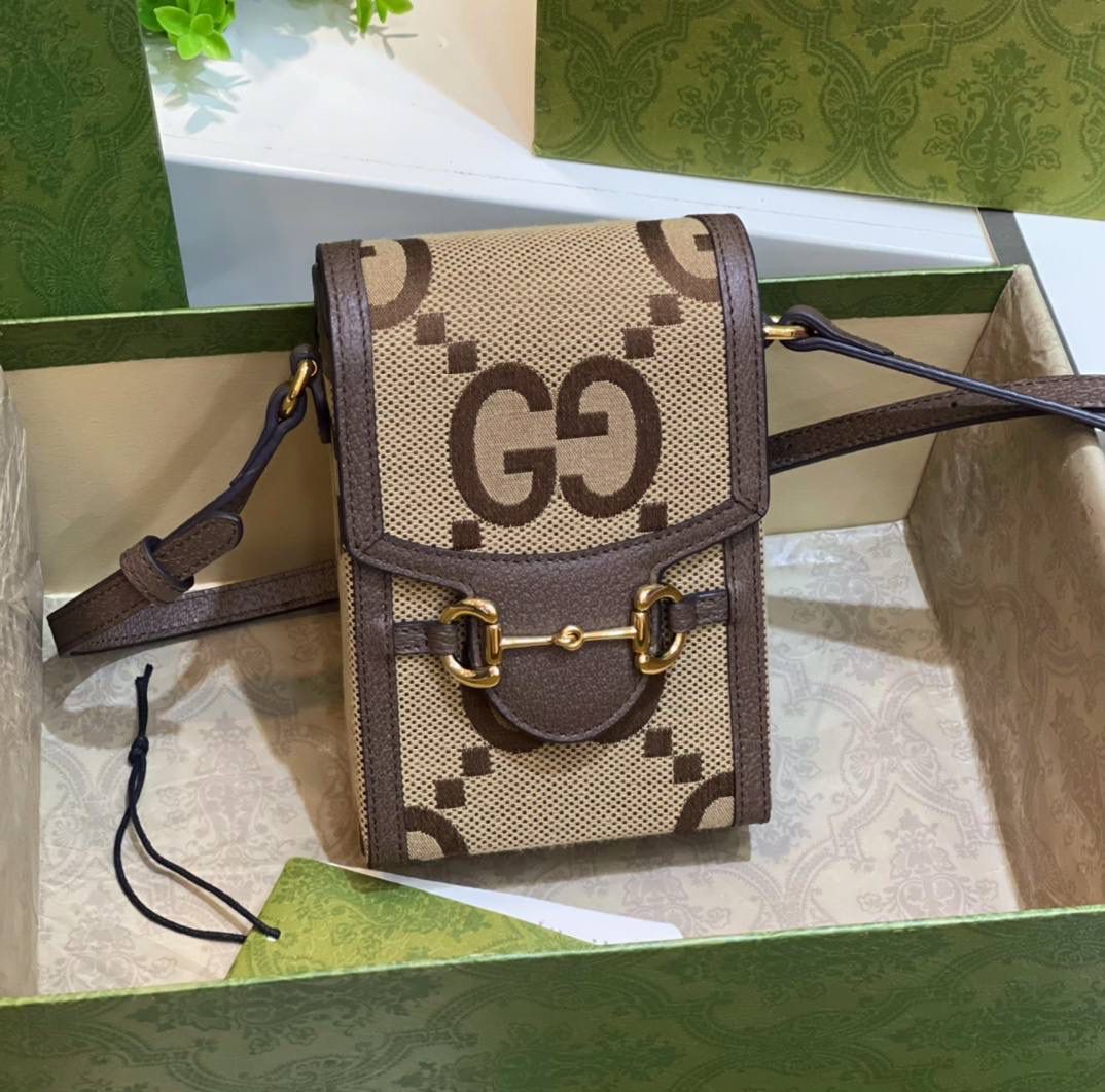 ✈️✈️✈️ 𝗛𝗼𝗿𝘀𝗲𝗯𝗶𝘁 1955 手机包🔥 # ▫️型号：625615 ▫️尺寸：17*11.5*4cm 🗯1955马衔扣热度依旧不减～潮流代代更新，小巧玲珑的长方形盒子手机包，包型硬挺 正面装饰马衔扣，肩带可调节.简单精致 容量刚好放下手机以为还可以满足你出门的小物件、爱了😘758690