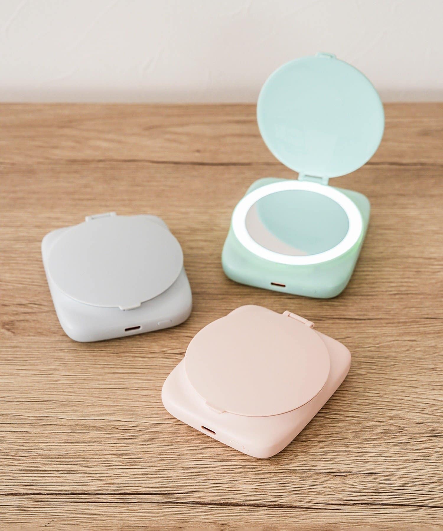 日本 3coins 帶有磁吸功能充電寶(附帶小型鏡子)