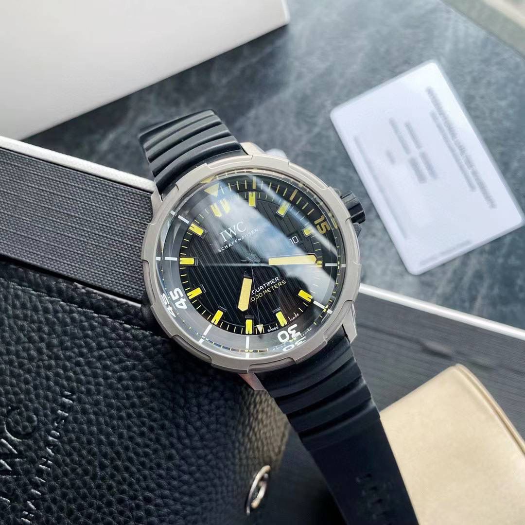 最新款上即将来袭，海洋王者不止水鬼，深海之星万国海洋时计2000自动腕表——只为男人制表！ 专为潜水员及潜水爱好者打造顶级潜水仪器，即使是对于极端的水下作业也不在话下，表壳直径46mm，以钛金属打造。腕表采用一枚造型精美的穹形蓝宝石水晶玻璃表镜，富有机械感的齿轮形表冠，黑色橡胶表带！机芯采用亚洲超级稳定的Aisa2824全自动机芯，3点简洁的日历窗口，表底深海潜水员的经典潜水头盔，一款适合生活悠闲及夏天潜水游泳的最佳选择🔥