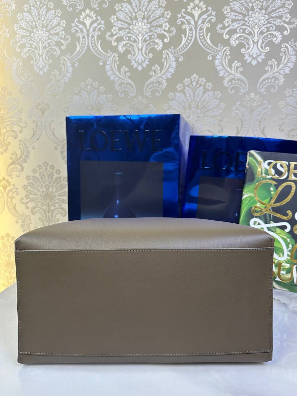 *𝐂𝐮𝐛𝐢 🍓2024最新款 大号斜挎包😎 尺寸:𝟒𝟒-𝟏𝟖-𝟑𝟎cm 编码:062353冬季棕 宽敞且柔软的cubi手袋，光滑细腻，可任意折叠体形，配有Anagram刺绣提花肩带。 肩带可调节，可斜挎或侧背，拉链封口，人字纹棉质帆布衬里，内里可置放13/14寸笔记本电脑~