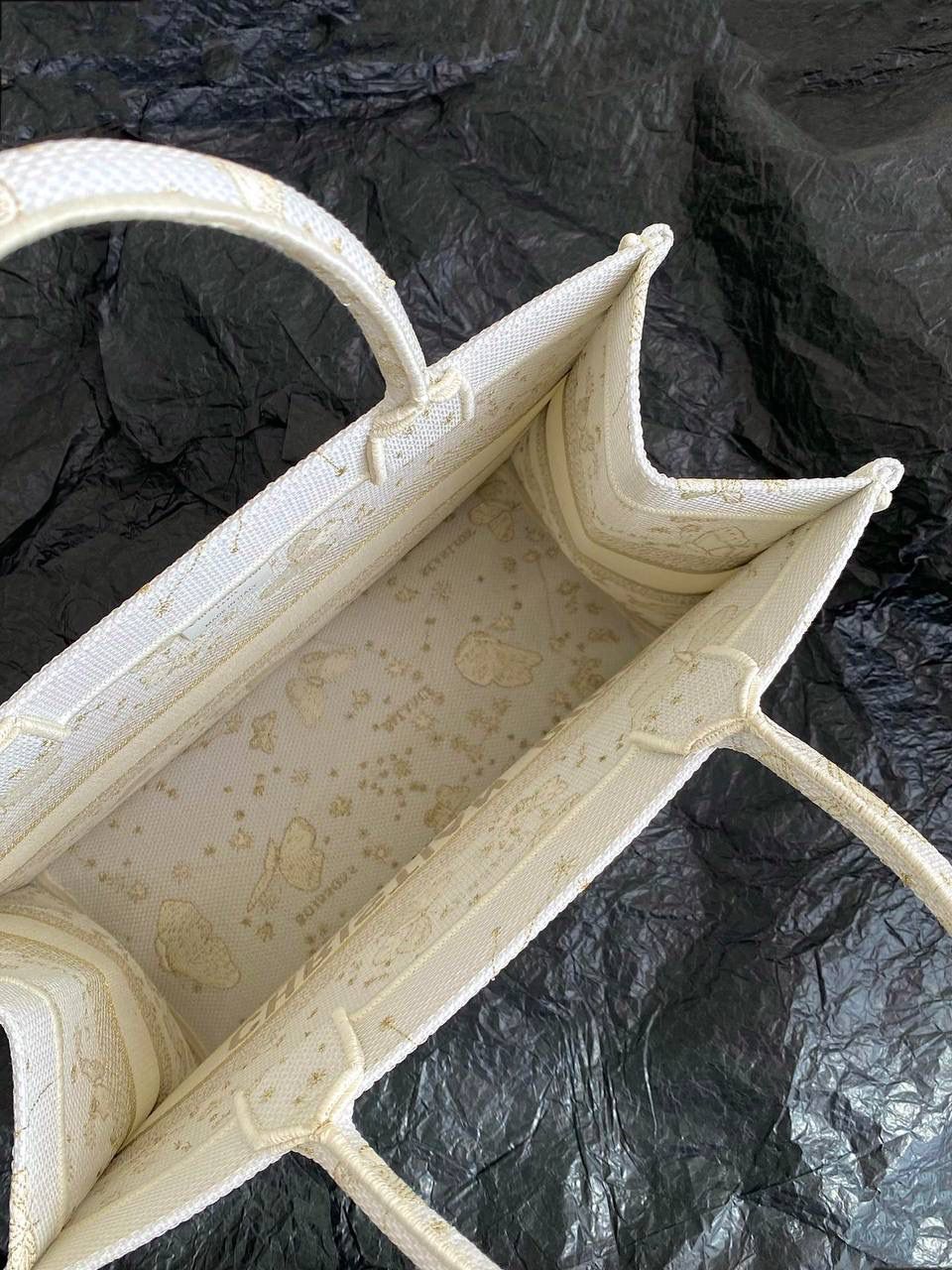 🈶金色蝴蝶中号 𝗖𝗗 𝗕𝗼𝗼𝗸 𝗧𝗼𝘁𝗲 24圣诞限定🎄 圣诞季这一波𝗗𝗜𝗢𝗥真的稳赢 浪漫的蝴蝶刺绣 象征着自由和转变 高级的配色 精致的造型与细节设计，无不透露出一种温柔而魔法般的美感💐🎀 呜呜真的太好看了，姐妹们必冲！ 36×27×16cm