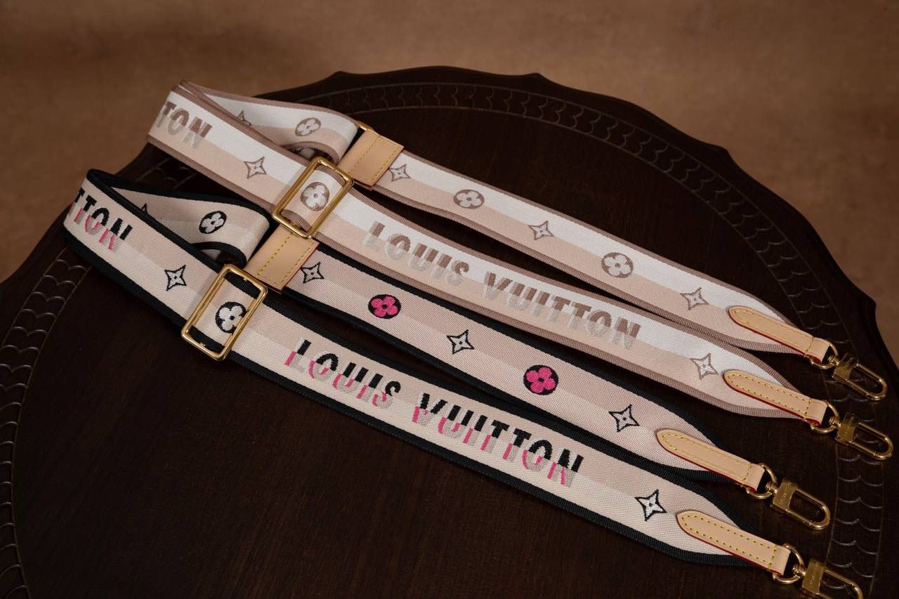 LV Speedy Bandoulière 20 枕头包👜💕 经典 Speedy 小号真的太可爱了！ Monogram 老花帆布＋牛皮饰边，质感一看就很 LV～ 小小一颗但很能装，日常出门刚刚好。 Size：20 × 13 × 12 cm 小巧可爱，但实用度在线 💖