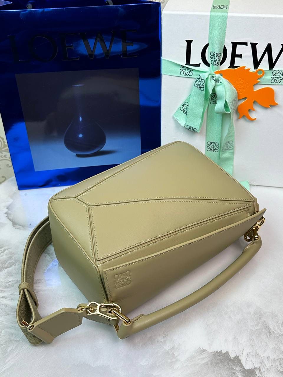 🅰️小号 𝗣𝘂𝘇𝘇𝗹𝗲最新版本❤️ ——（缎面/织带款） ✅经典拼图系列，不规则立体几何设计，最具辨识度的立体廓形和几何美学，顶级进口小牛皮搭配德国沙菲线，独家定制五金，𝗬𝗞𝗞拉链拉头 ✅容量超大，颜值高，四季百搭，新款自带可拆卸𝗟𝗢𝗘𝗪𝗘织带宽肩带‼️ 尺寸：𝟐𝟒-𝟏𝟎.𝟓-𝟏𝟔.𝟓𝐜𝐦 款号：061609织带款黏土绿