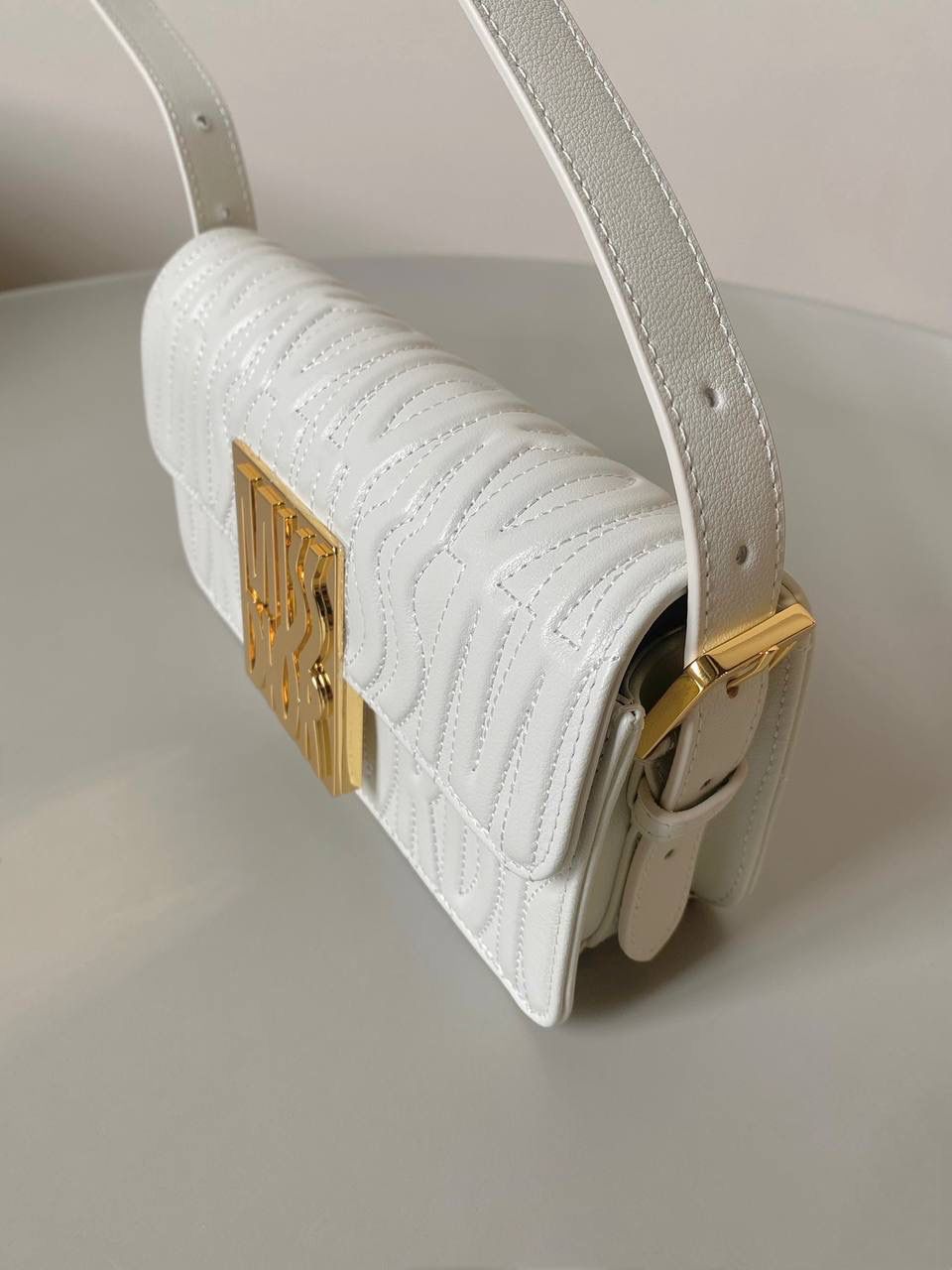 🈶白色 𝐌𝐢𝐬𝐬 𝐃𝐢𝐨𝐫腋下包 哇！实物是超预期的 从五金到皮质都非常奢华，很好看 牛皮的材质有型又耐久， 立体的字母手感彰显个性！ 空间，日常通勤或约会都很不错哦 大小刚好，腋下背气质又时髦 22×11×6cm #3410m
