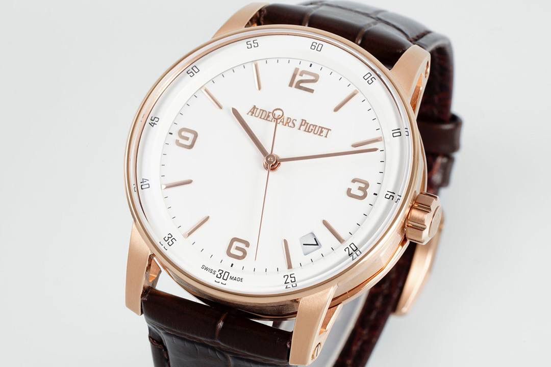 🚀新品CODE15210 系列 爱彼CODE 11.59系列蓝盘大三针自动上弦腕表，表壳直径为41毫米，这一尺寸的设定使得这枚腕表同时适合男士与女士佩戴。与此同时，表壳八角形与圆形融合的设计也让这一系列从一般的圆形表壳腕表中脱颖而出。 根据原版设计，圆形表壳内嵌入八边形中间件，镂空表耳顶部通过焊接固定于超薄表圈上，表耳底部巧妙地与表背构成完美衔接。表圈、表耳和表壳均经过缎面拉丝、斜面倒角与抛光处理。表壳厚度为10.7毫米，可以轻松的塞进衬衣的袖口中。💯🔥