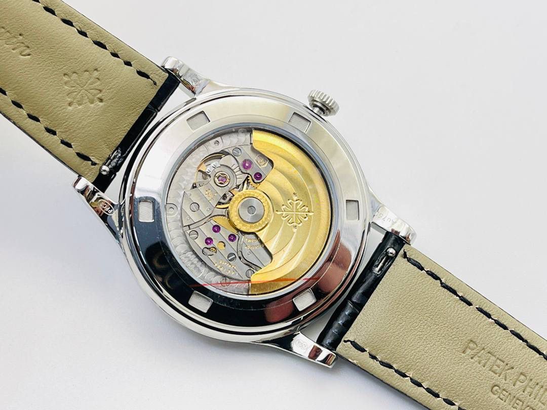 经典再续 百达翡丽古典表系列——5296-001．铂金V4升级版🤩😍细节方面： 1⃣️全新904L打造整体壳套，完善表壳细节，提升打磨质量，独家还原出正品的完美比例和特有质感。日历窗口改大小与正品一致，而非普通正常窗口！ 2⃣️刻度，指针采用最新的贵金属电镀技术加持，效果更佳出彩！ 3⃣️“锅盖型”微凸蓝宝表镜，版型与正品一致，效果通透，辨时清晰。 4⃣️【引领一体机时代】采用定制版Cal.9015改324机芯，超薄稳定性强！ 5⃣️【表带】经典意大利小牛皮表带，纹路清晰，质感上乘。针式表扣打磨齐整光亮，通用原装无压力。