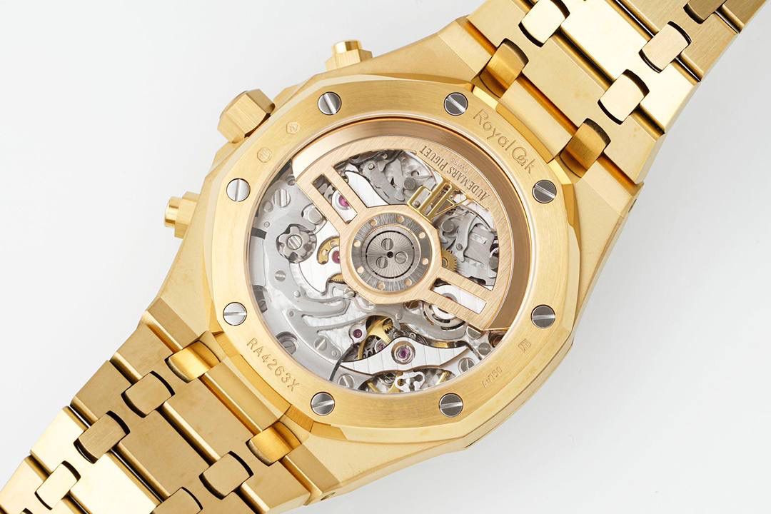 🚀新品爱彼皇家橡树系列26240系列，是一款41毫米精钢自动上链计时码表，搭载APS开发自研Calibre 4401一体机芯，具备飞返计时、小时/分钟/小秒显示及日期功能。其标志性八角形表圈配以八颗六角螺丝，搭配“Grande Tapisserie”大型格纹表盘，层次感鲜明。一体式精钢表链延续了1972年首款皇家橡树的经典设计，兼具运动与优雅。全新开发一体机芯采用导柱轮与垂直离合结构，振频28,800次/小时，与原版完全一致，动力储存约70小时，防水深度50米。AP融合高级制表工艺与前卫美学，是奢华运动腕表的典范之作。💯🔥🔥