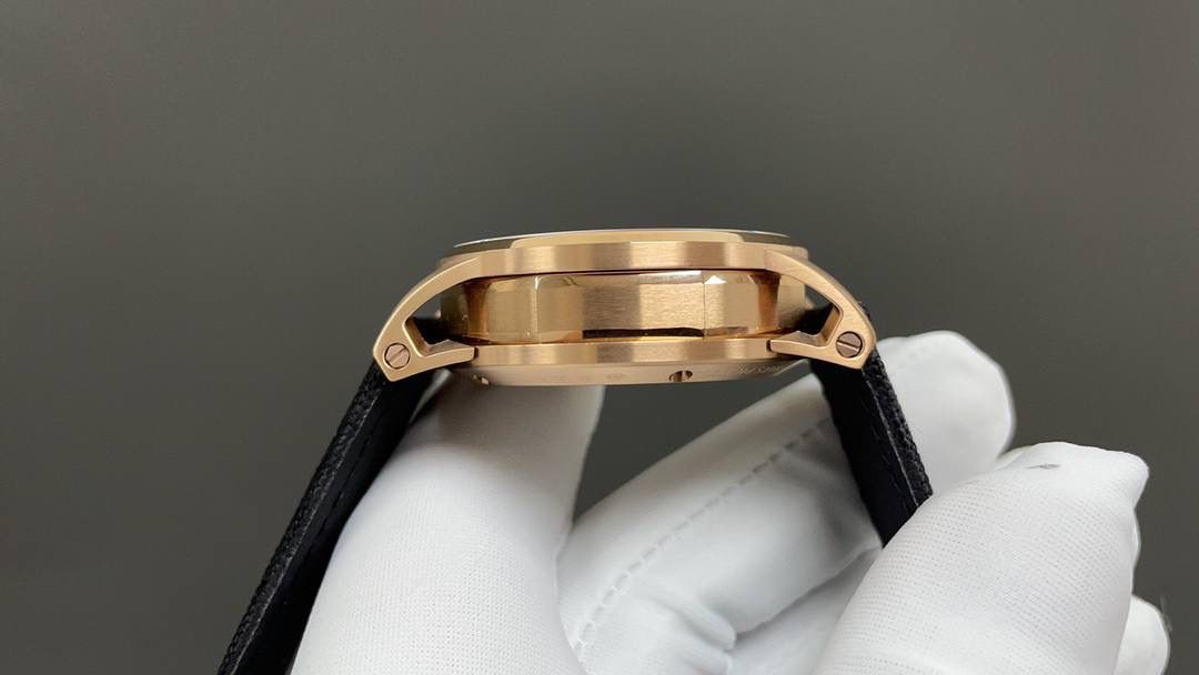 🚀皇家橡树26048离岸型41爱计时机械腕表💯 1.壳套按照原装开模多道工序顶级处理 2.一体字面立体工整的盘面“饼干纹理”和原装一模一样 3:316精钢表壳原装开模细节经过多道工序的打磨磨砂处理 4.7750机芯9字位小秒走时精准 5.表镜选用进口防眩水晶蓝宝石玻璃镜面 6.表带搭配进口意大利小牛皮以及帆布皮带，表扣实用原装针扣，尺寸41mm，爱彼入门级强烈推荐，精品打造