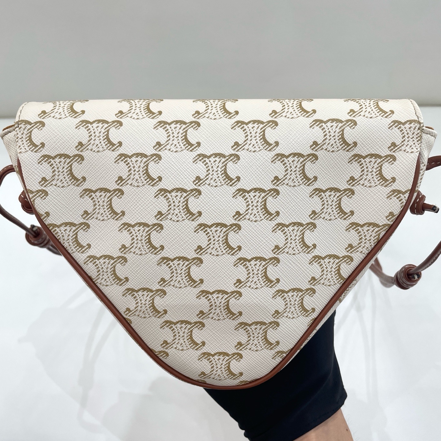 【預訂貨品】Celine白色老花三角包 