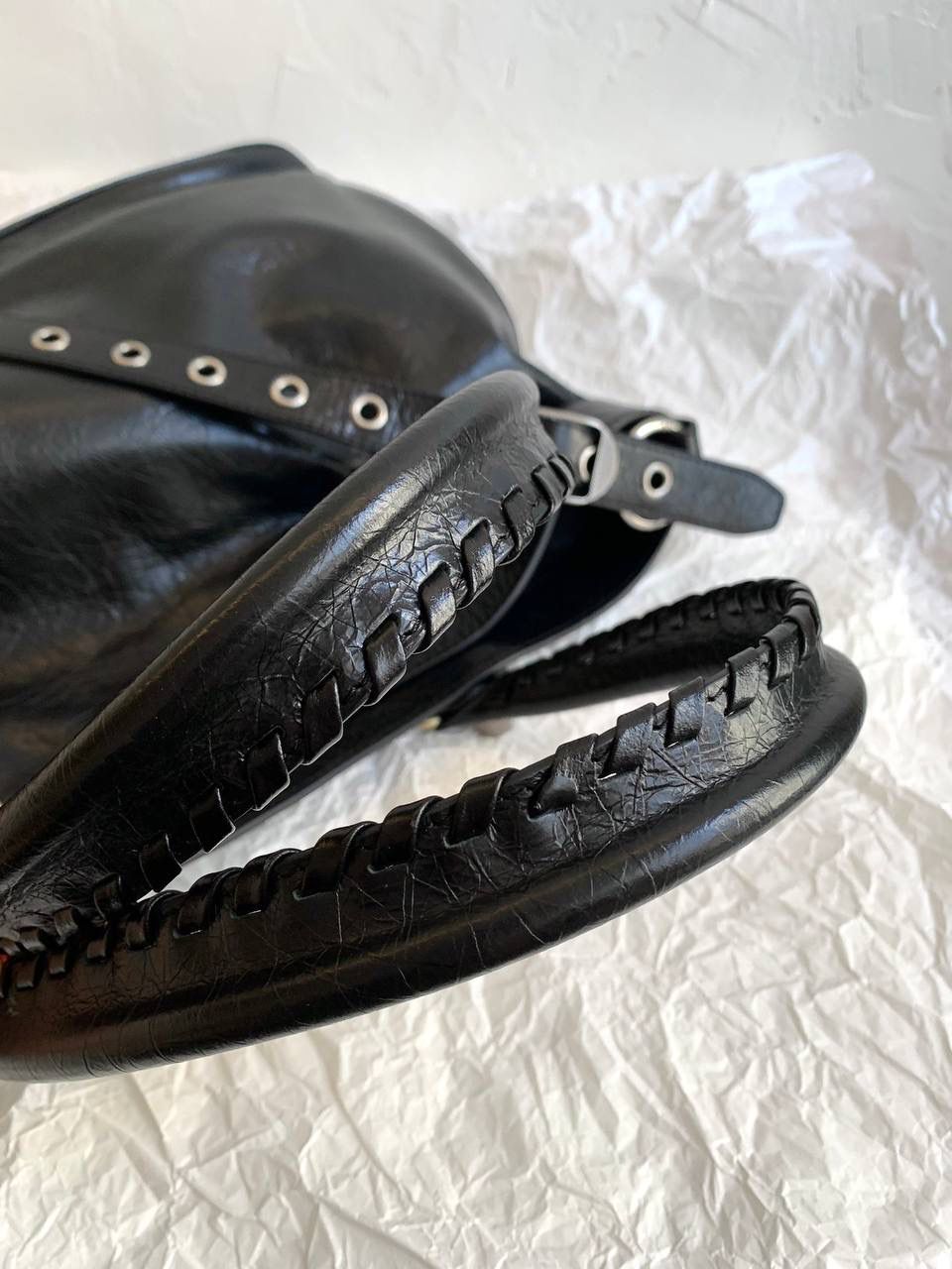 新爆款🔥 ba1enciaga neo cagole xl plus 油蜡黑银🖤 机车包衍生新款，超级好看！ 这只包有三种背法 除了常规的斜挎➕手提 里面还加了一层尼龙布料肩带 直接变成一个大托特！ 14寸的电脑咱说放就放😌 随性松垮的包型，时髦精的tote就它了 机车包最看中的就是整个包的皮料 我们家一直都是安排的原厂皮 皮料一定要软且皱，才做得出zp的慵懒感 46.5×30×13cm791601m