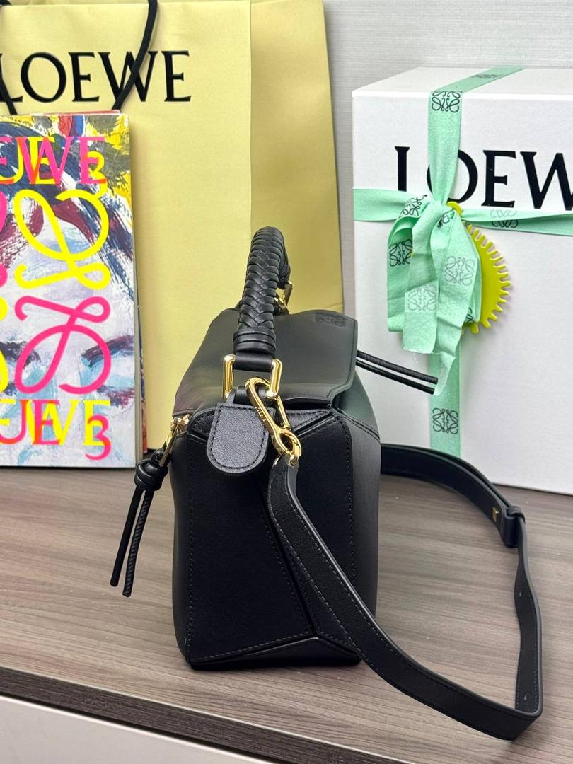 🎈最新编织手腕𝙋𝙪𝙯𝙯𝙡𝙚 ——【黑色】 尺寸：𝟐𝟒-𝟏𝟎.𝟓-𝟏𝟔.𝟓𝐜𝐦 编码：062405 【配全套礼盒】 ♥️以罗家经典几何设计，搭配独特的编织手腕，绒面内里。 ♥️容量大，经典百搭，可拆卸肩带，有单肩，斜挎，手提等多样化背法。随性时髦洒脱，实用性强。 ♥️独家背景➕独家品质➕独家全套砖柜礼盒套装，市场高端品质皆在我手✌🏻