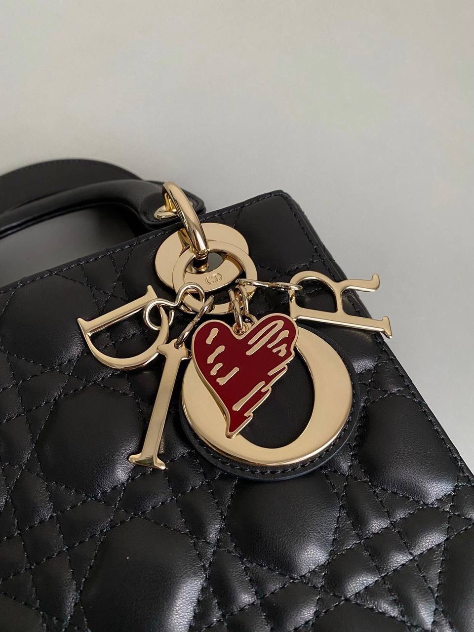 🈶黑色，四格 𝗗𝗜𝗢𝗥 𝗟𝗮𝗱𝘆七夕限定 在经典的基础上加了爱心小挂饰 让整个氛围有了爱的烂漫气息 戴妃作为经典的代表，怎么买怎么对 特别手拎时会显得整个人非常温柔优雅 我一直都推荐女生一定要有一只经典款 每个颜色都好好看，完全不需太纠结 20×16.5×8cm 4123m