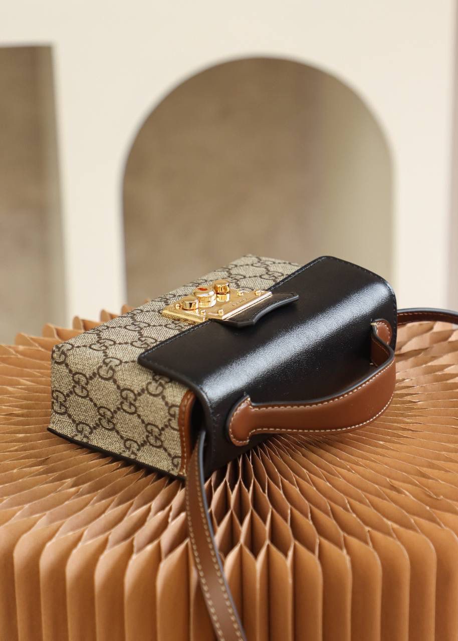 𝙥𝙖𝙙𝙡𝙤𝙘𝙠系列新成员 正品皮#652683# ✔尺寸：18*10*5cm 经典之王，𝙥𝙖𝙙𝙡𝙤𝙘𝙠新成员，经典标志性的小锁扣作为主打，保留了原样貌的设计，但；与以往的padlock设计不太一样，迷你的包身，增加了更多的可爱元素，包身非常轻巧，且不是定型的包身，看着更时髦的味道，可背，可手提，背带也可以拆卸，更加人性化的设计，这一届的设计师真的太懂女人啦！🤩🤩