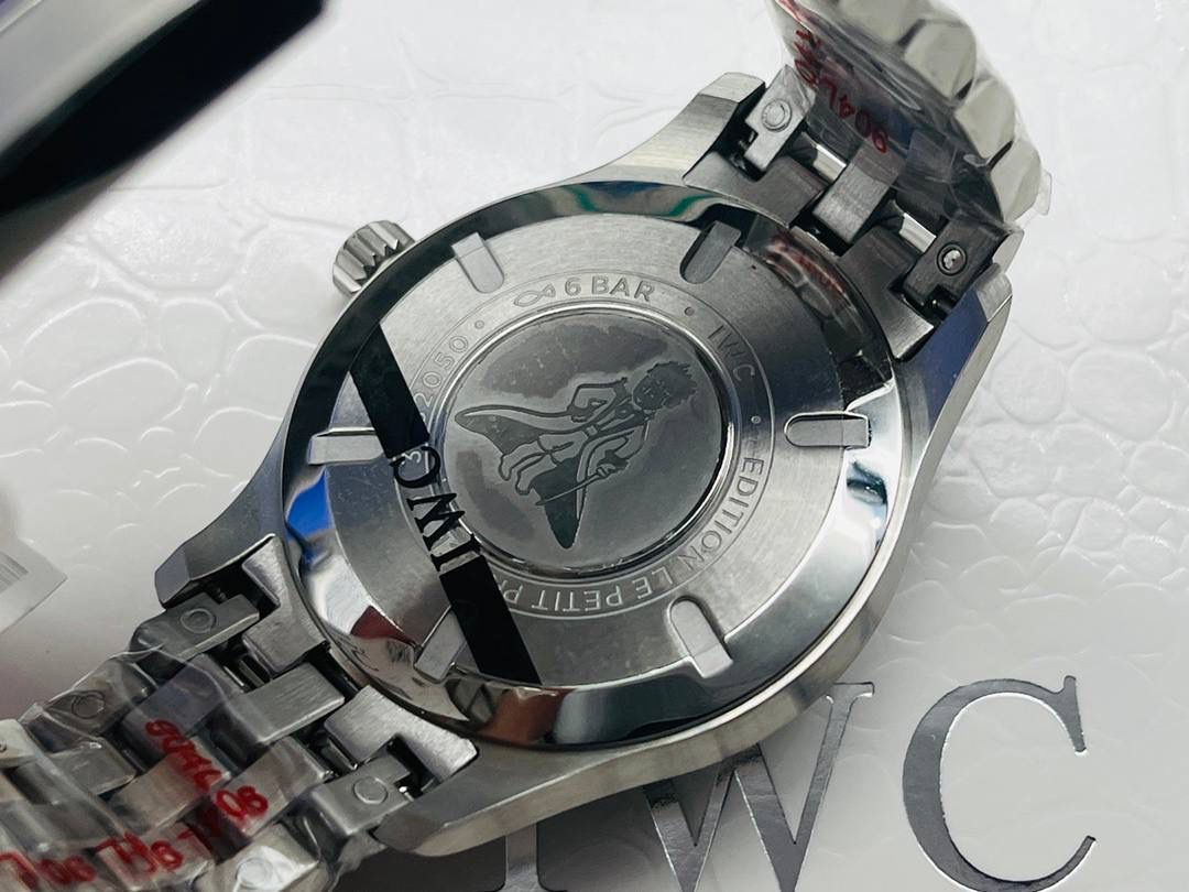 市场超级副本 原版开模 万.国IWC飞行员系列马克十八18商务腕表！超级副本！ 1⃣️直径40MM，尺寸与原装一致！原装快拆钢带！相对传统的精钢材质不仅更抗磨损，耐腐蚀，也大幅降低了腕表的重量，给日常佩戴提供了便捷。 2⃣️搭载9015进口机芯（零返修）！每个机芯都是经过严格挑选达到天文台级别。所有细节均完美克隆，且此款万.国IWC飞行员腕表视为万.国IWC经典款型，任何场景着装均适合佩戴。